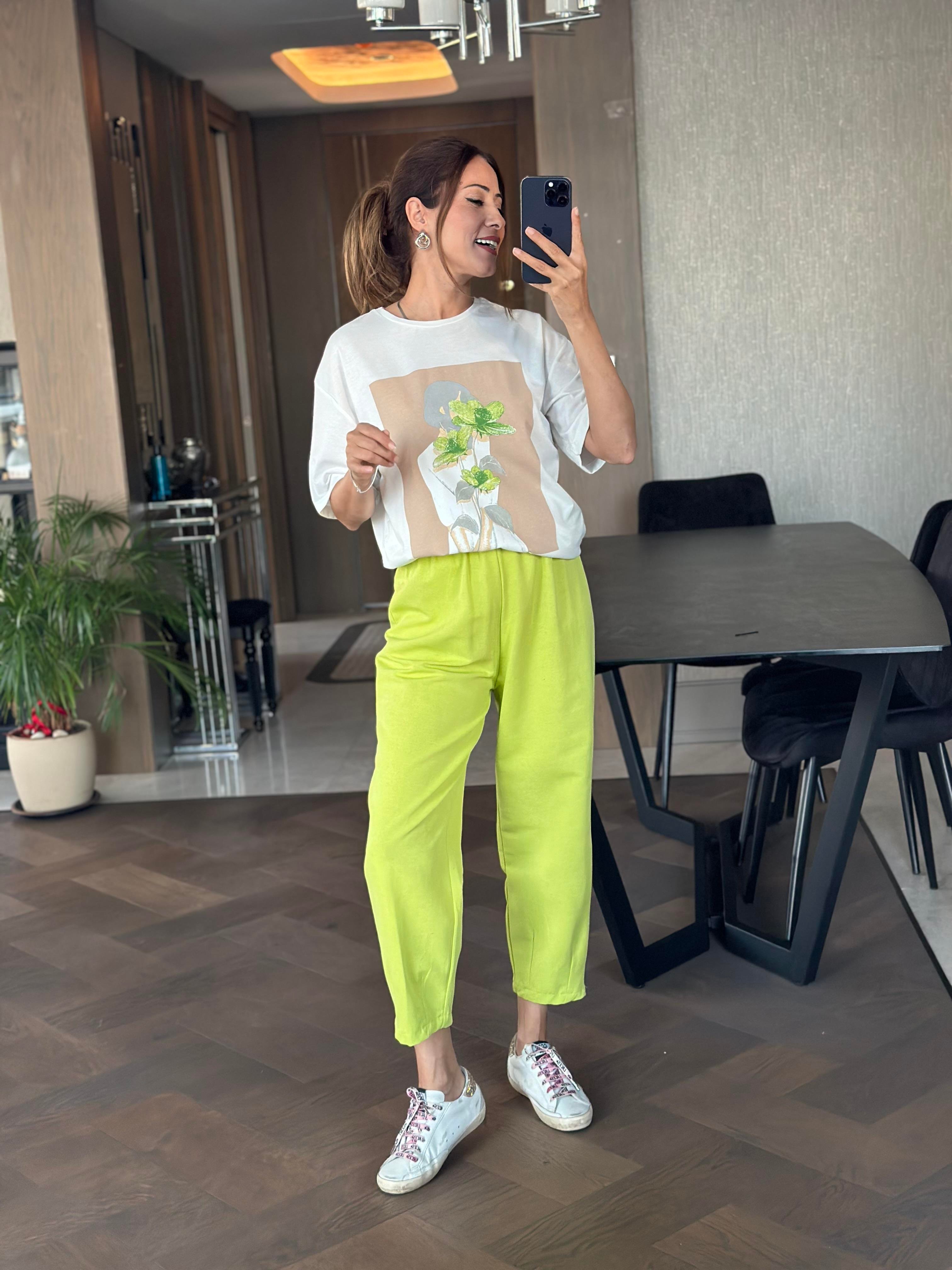 Beyaz Yeşil Çiçek Baskılı Bisiklet Yaka Kadın T-Shirt