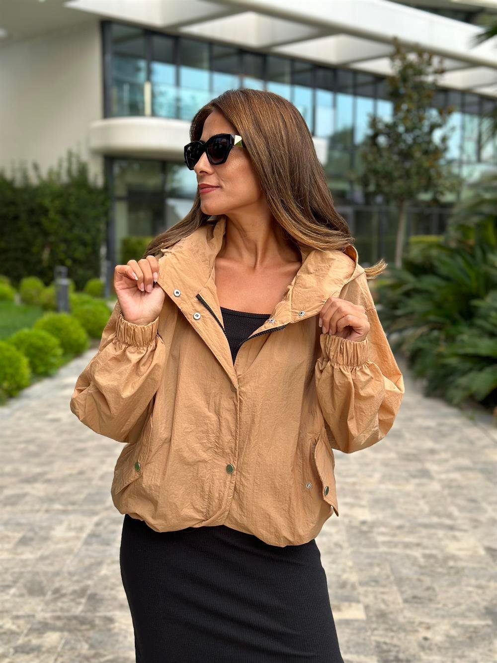 Camel Kapüşonlu Beli Ayarlanabilir Lastikli Fermuarlı Paraşüt Kadın Trençkot