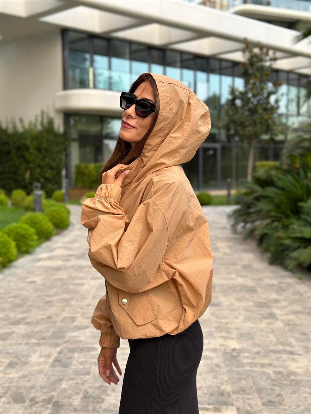 Camel Kapüşonlu Beli Ayarlanabilir Lastikli Fermuarlı Paraşüt Kadın Trençkot
