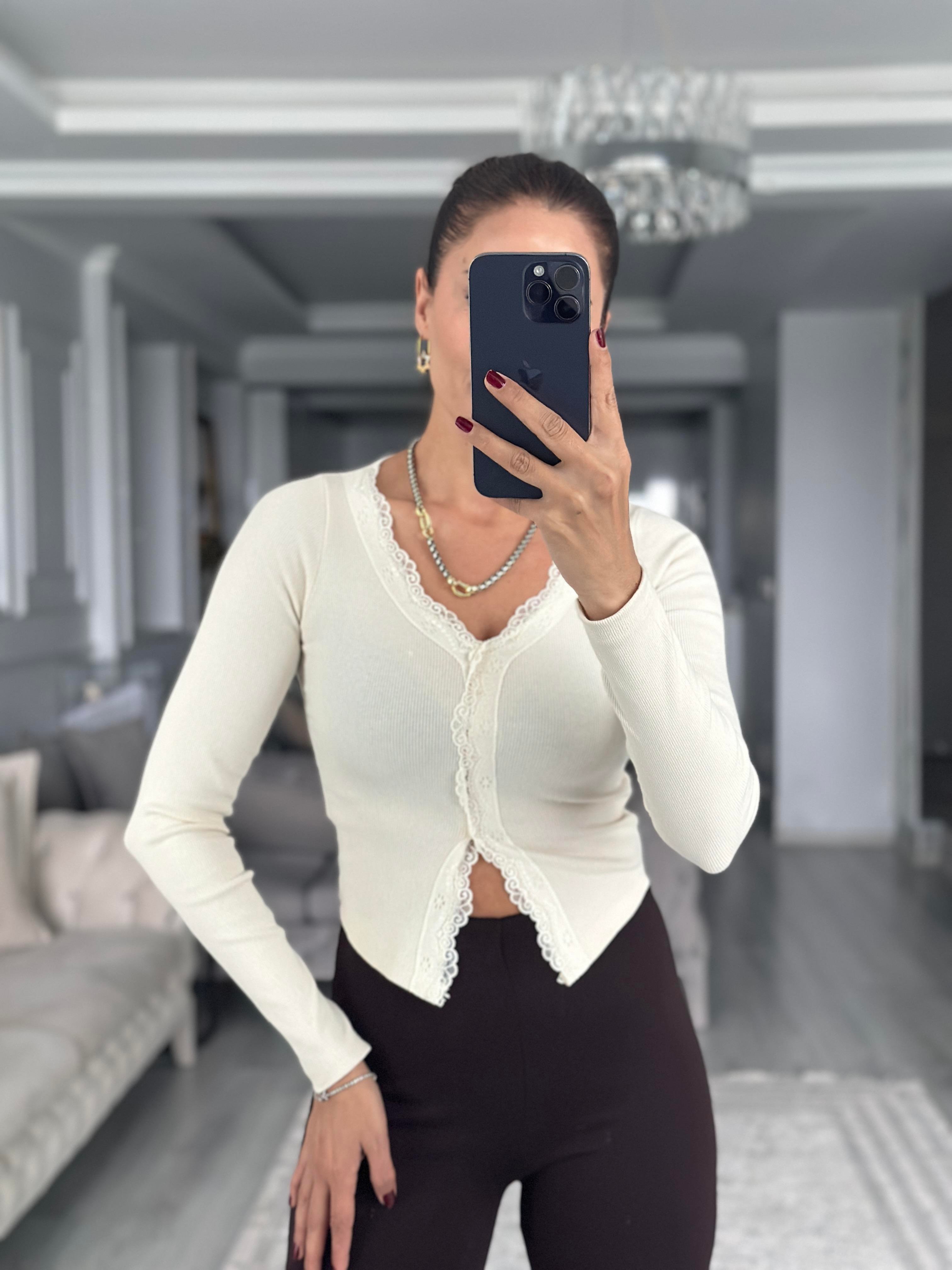 Ekru Dantel Şeritli V Yaka Bluz