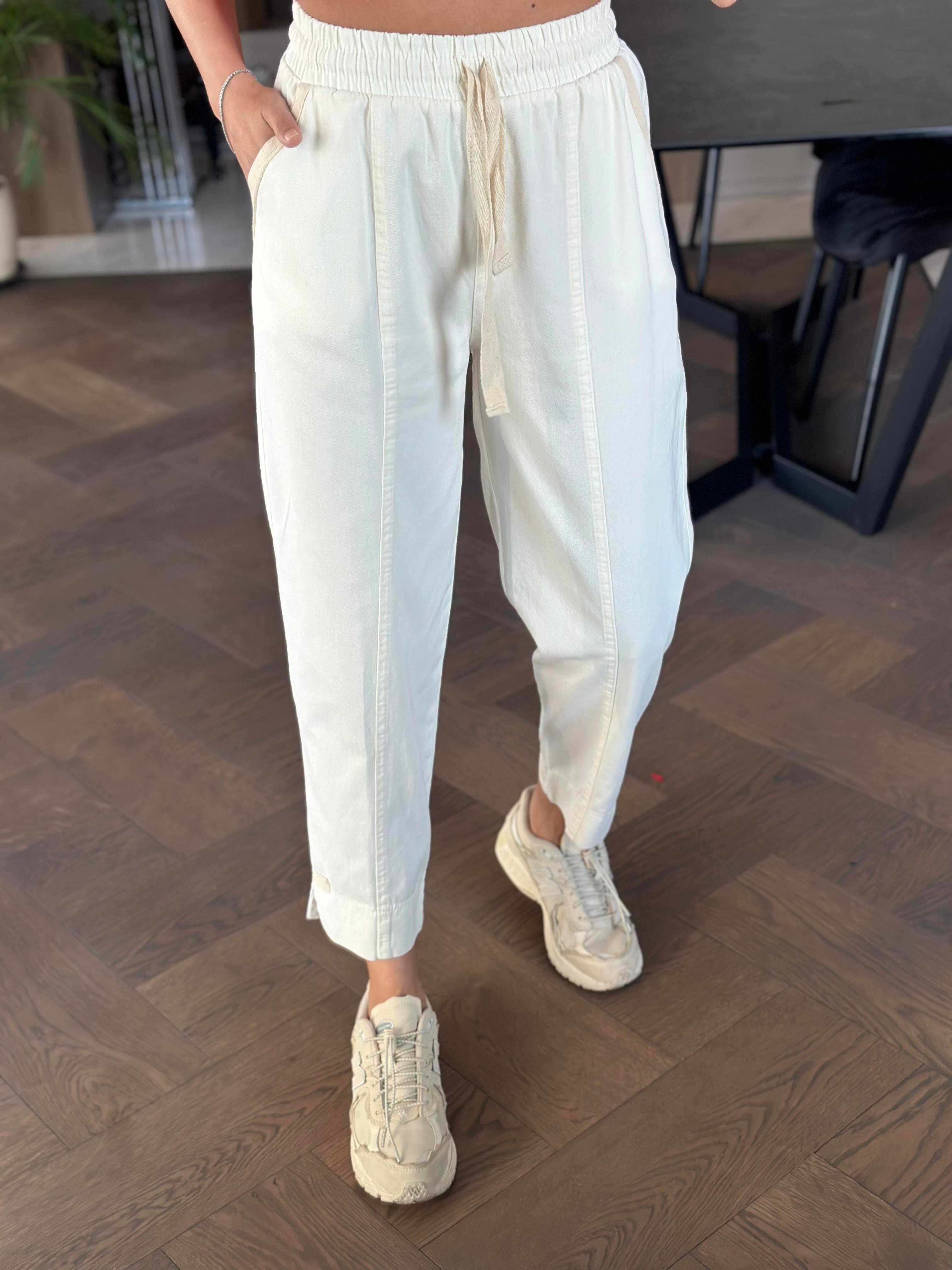 Ekru Gabardin Cebi Biyeli Paçası Minik Yırtmaçlı Kadın Pantolon