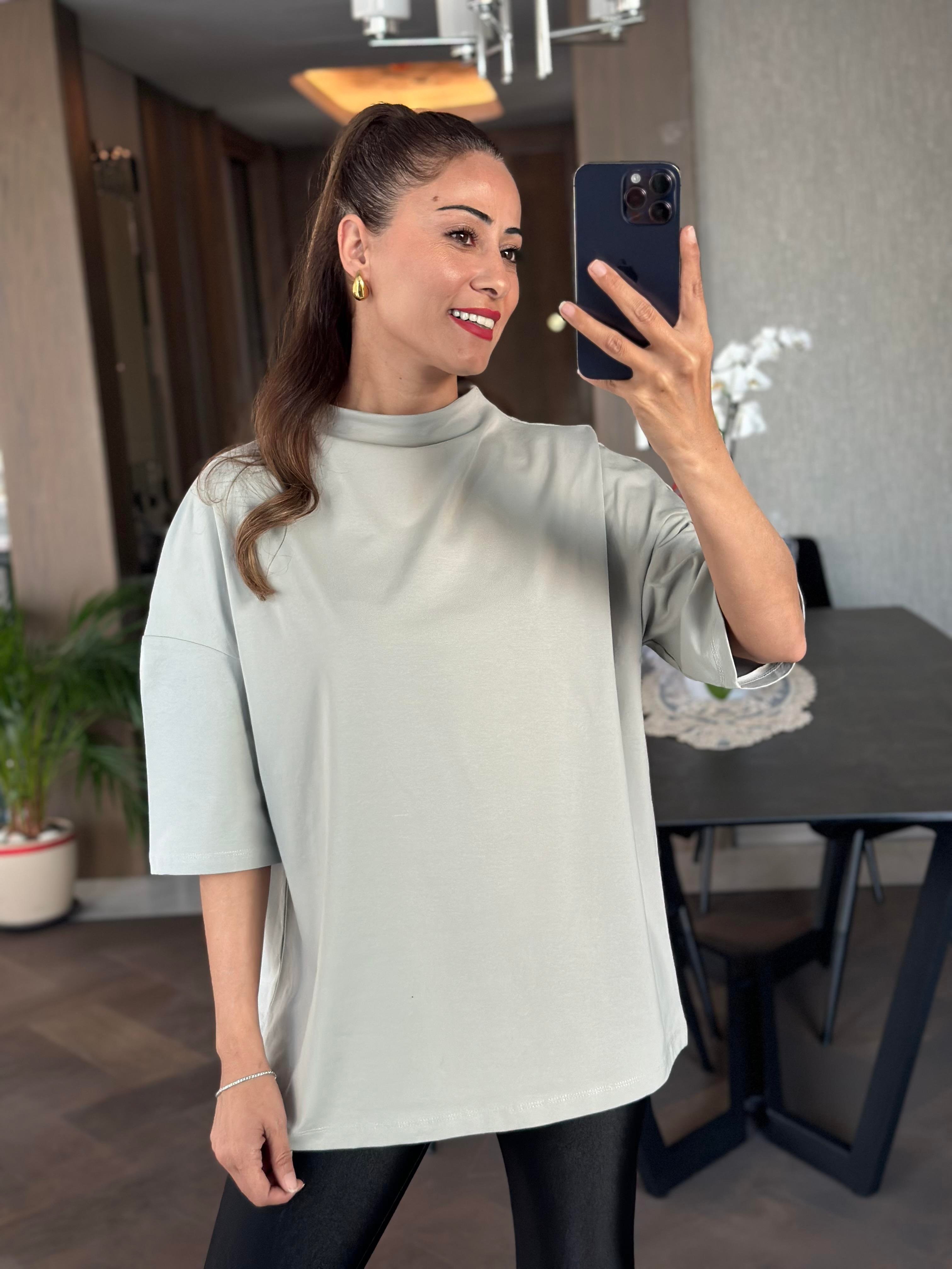 Gri Dik Yaka Truvakar Kol Oversize Basic Kadın T-Shirt