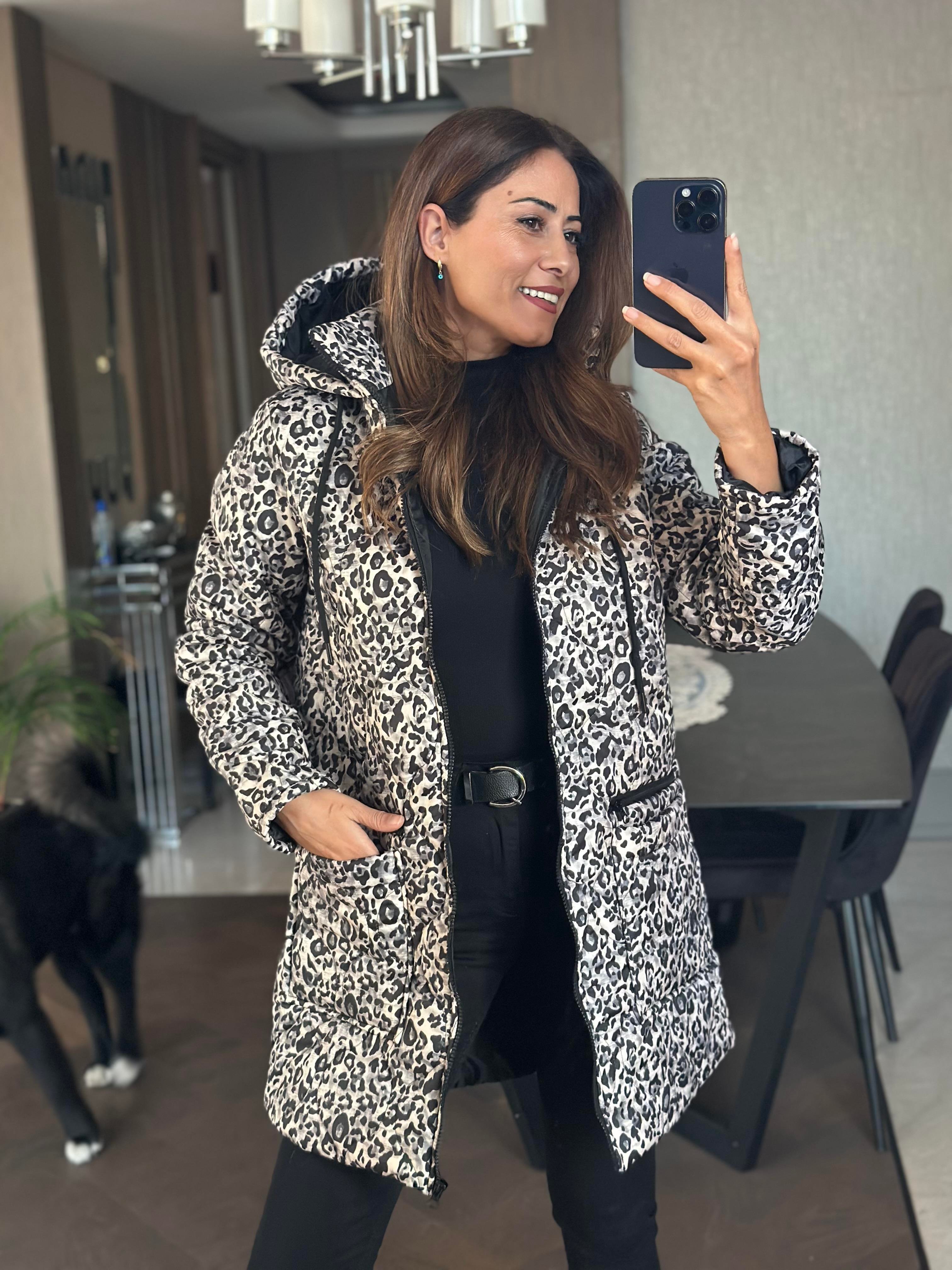 Gri Kapitone Leopar Desen Kapüşonlu Cebi Fermuar Detay Kadın Mont
