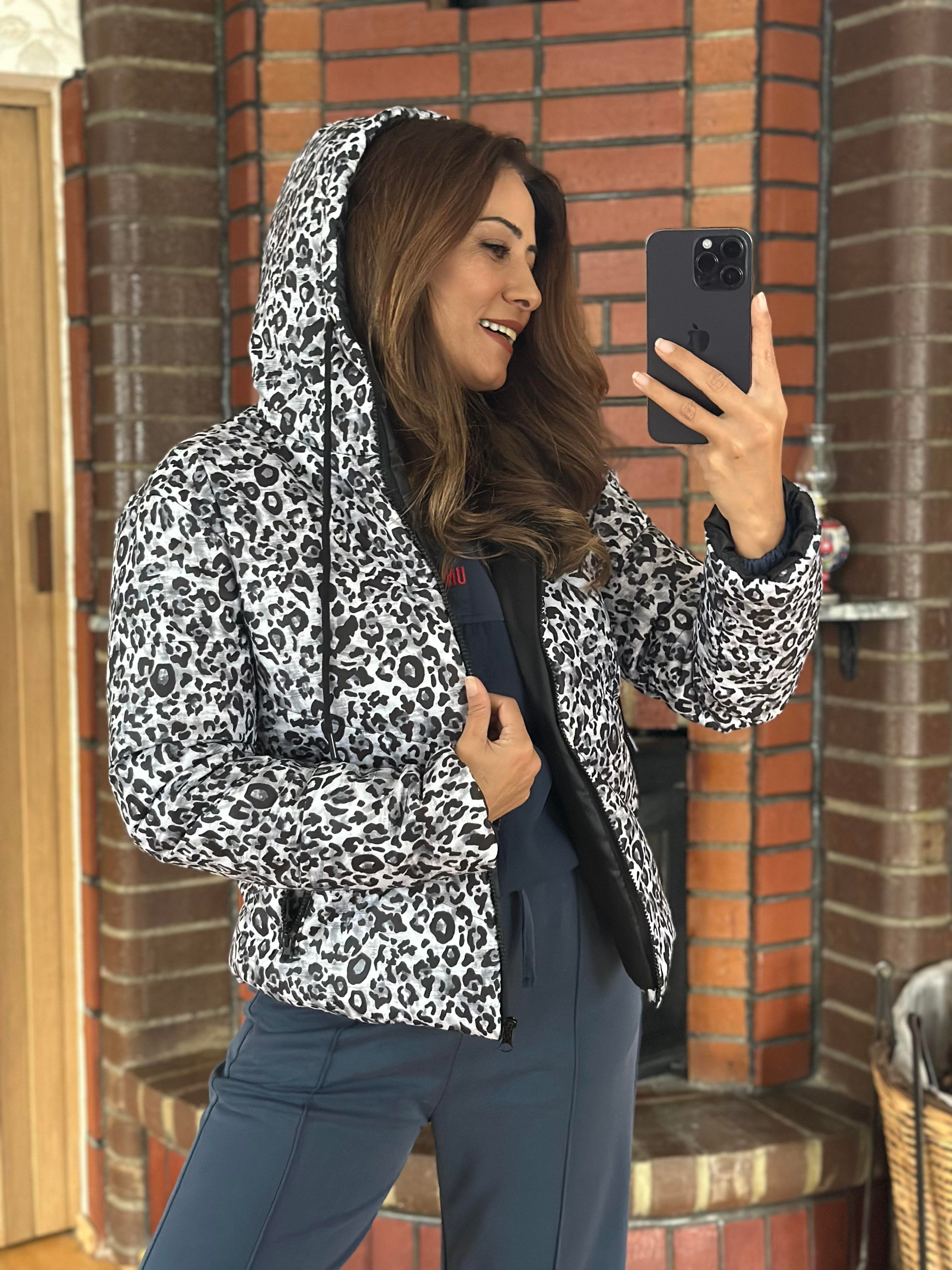Gri Leopar Desen Kapüşonlu Kadın Şişme Mont