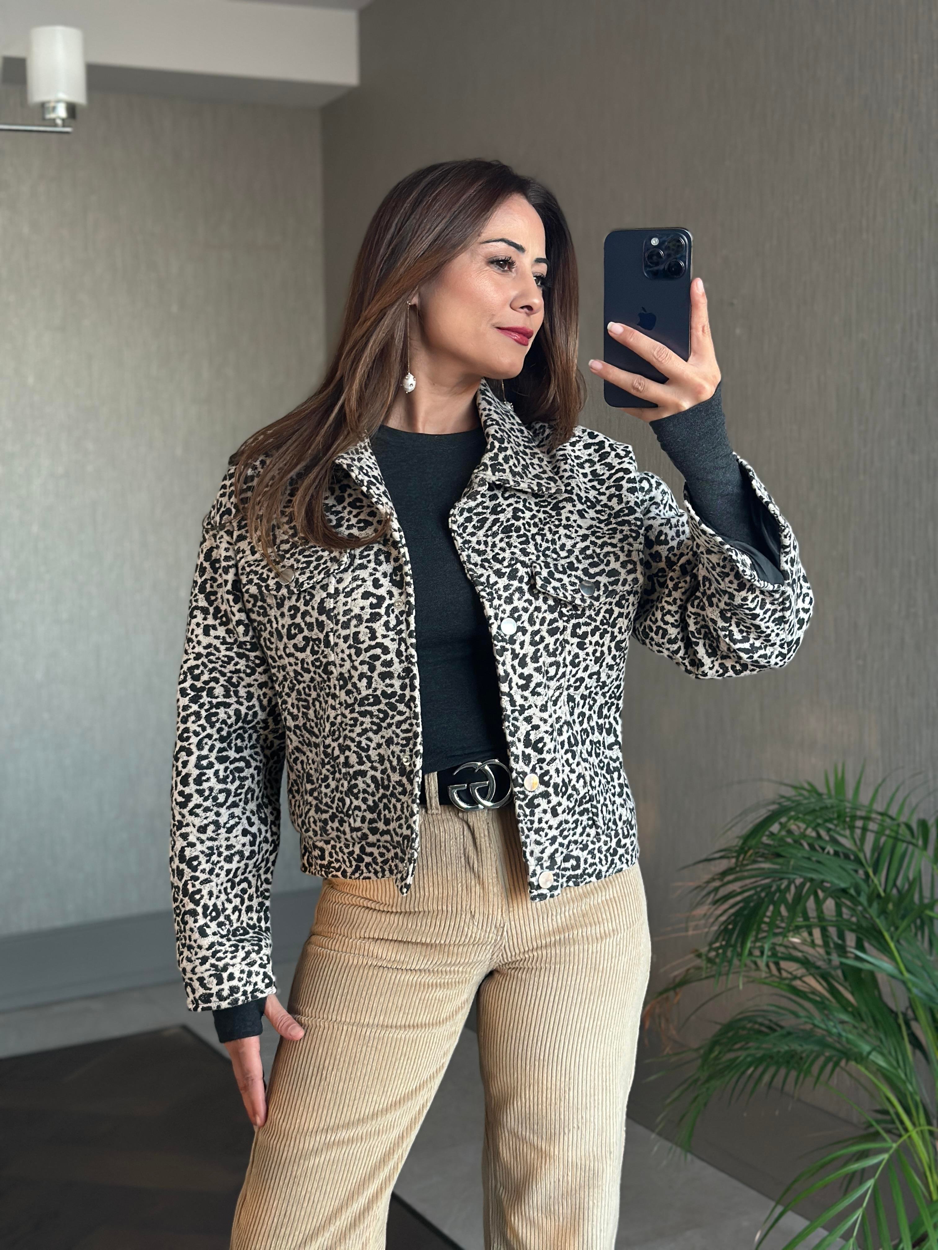 Gri Leopar Desenli Çıtçıt Düğmeli Kadın Kaşe Ceket