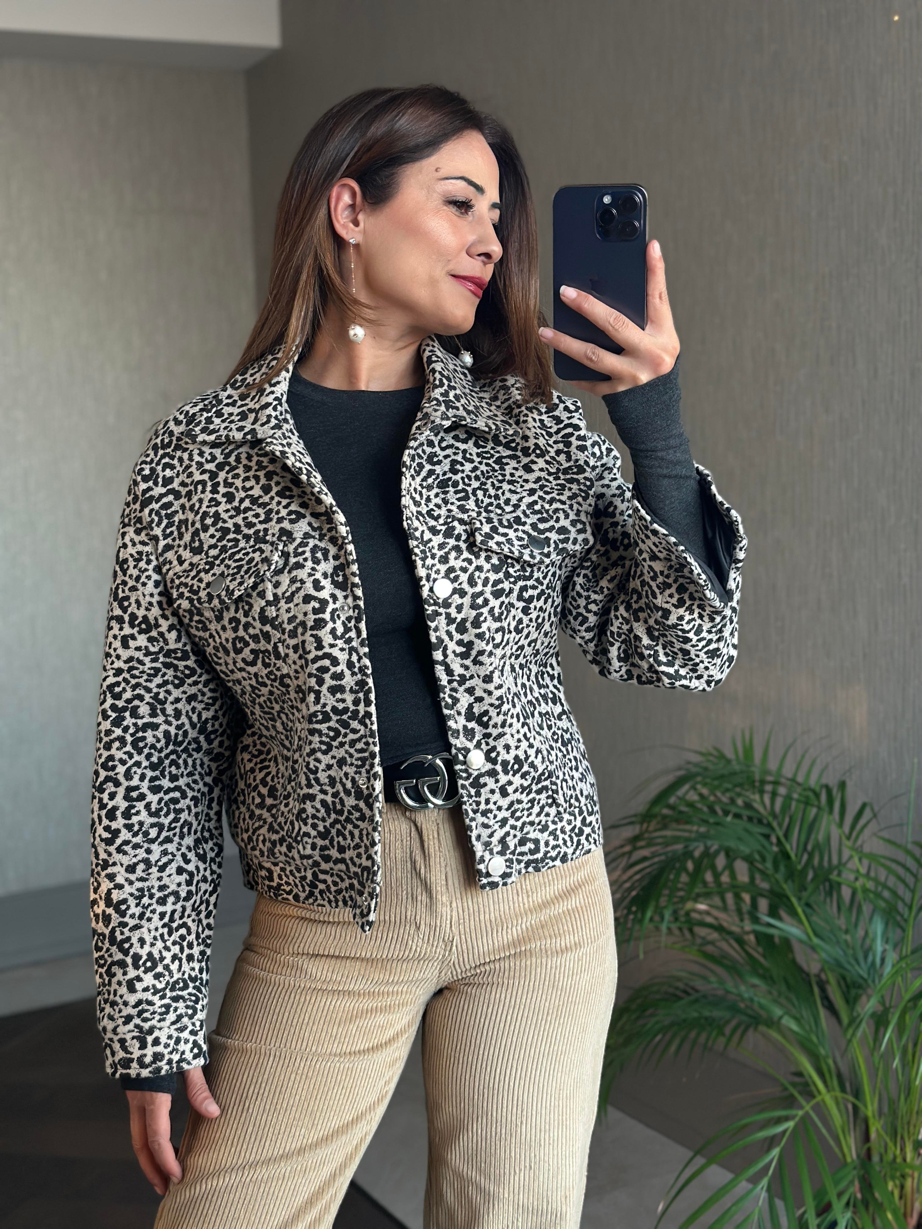 Gri Leopar Desenli Çıtçıt Düğmeli Kadın Kaşe Ceket