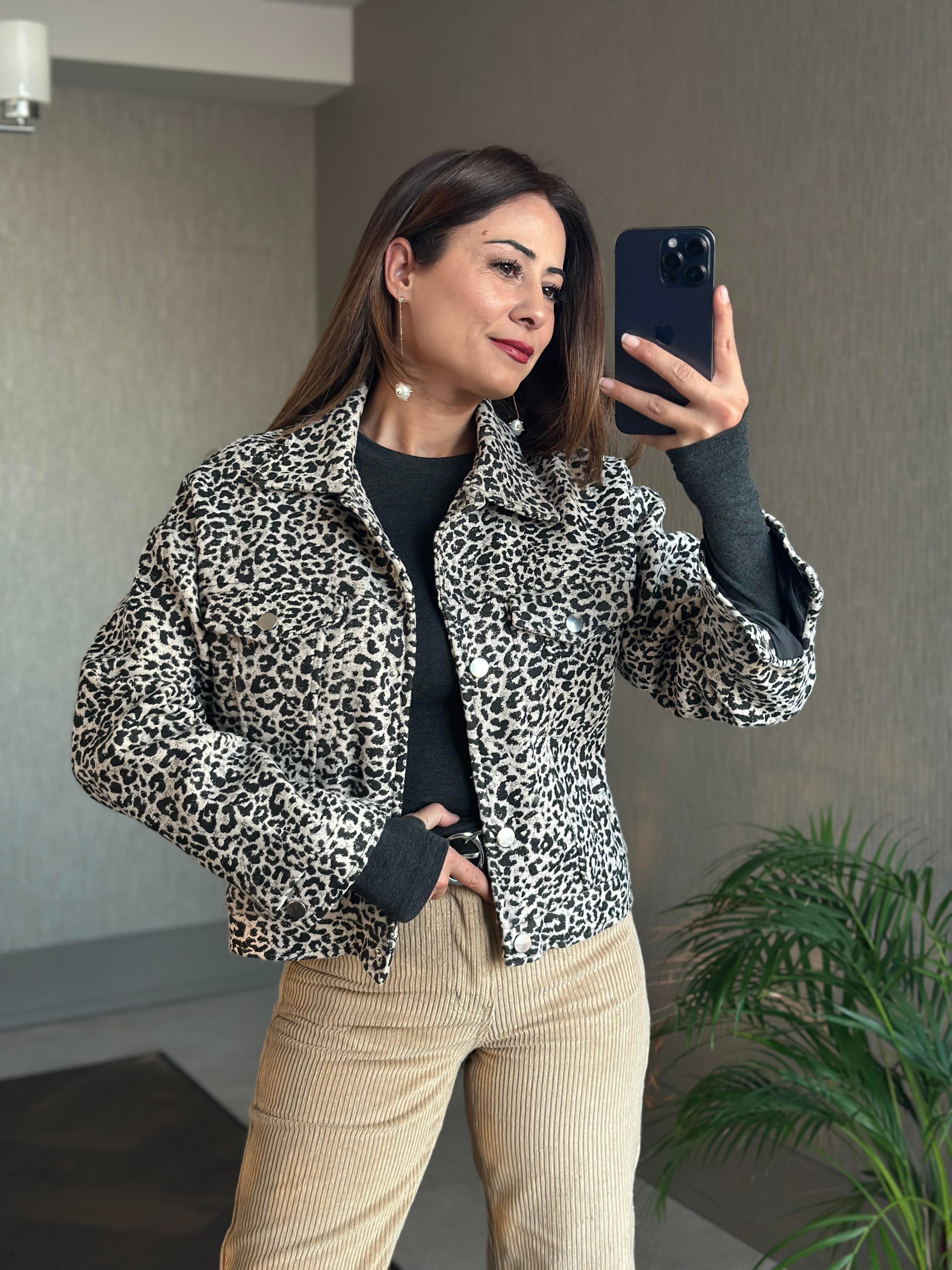 Gri Leopar Desenli Çıtçıt Düğmeli Kadın Kaşe Ceket