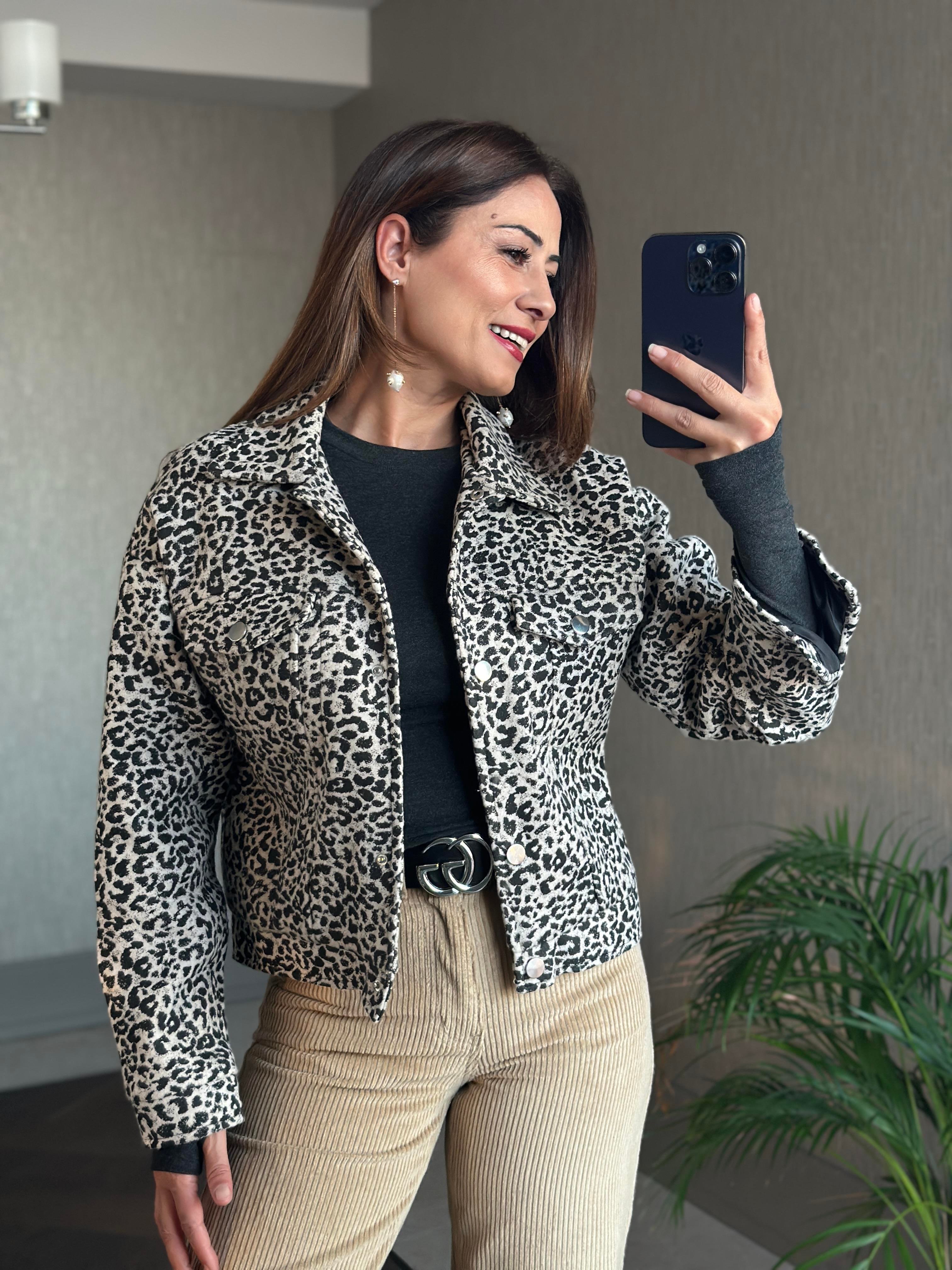 Gri Leopar Desenli Çıtçıt Düğmeli Kadın Kaşe Ceket