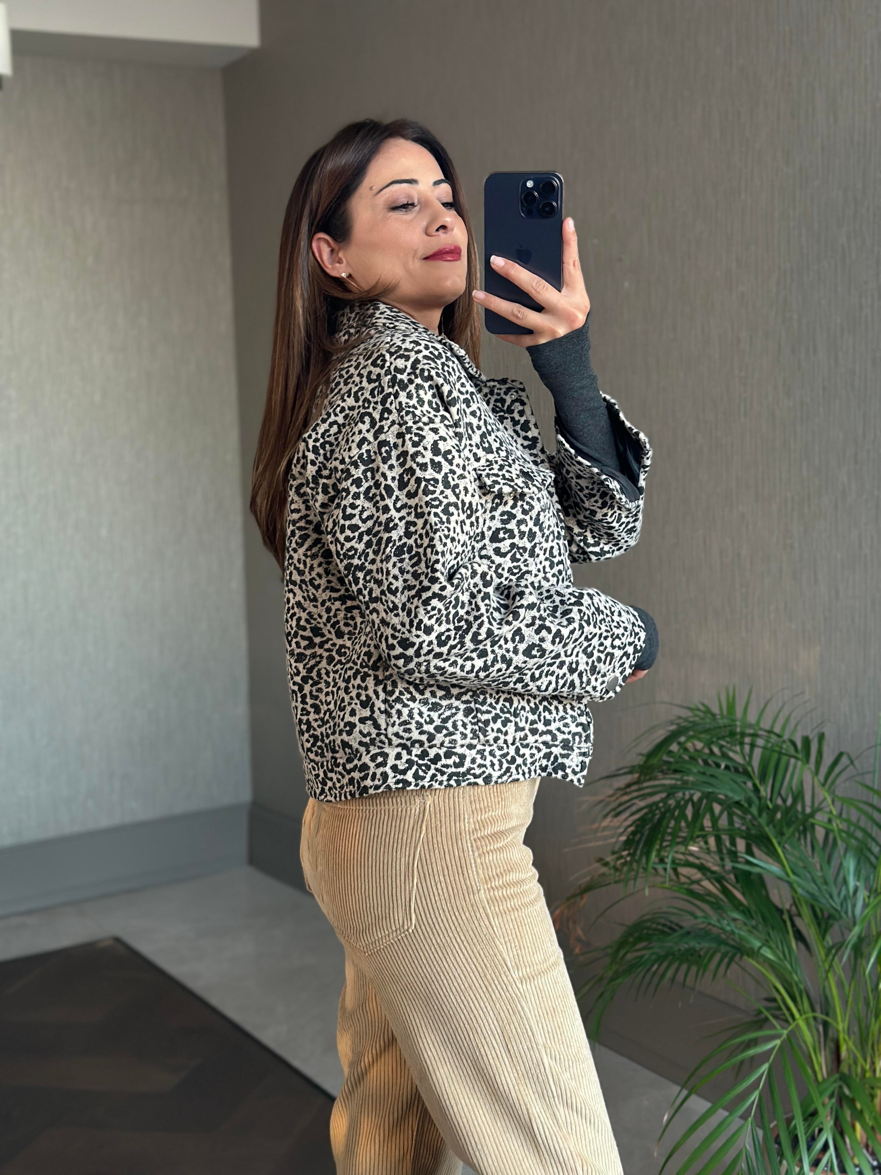 Gri Leopar Desenli Çıtçıt Düğmeli Kadın Kaşe Ceket