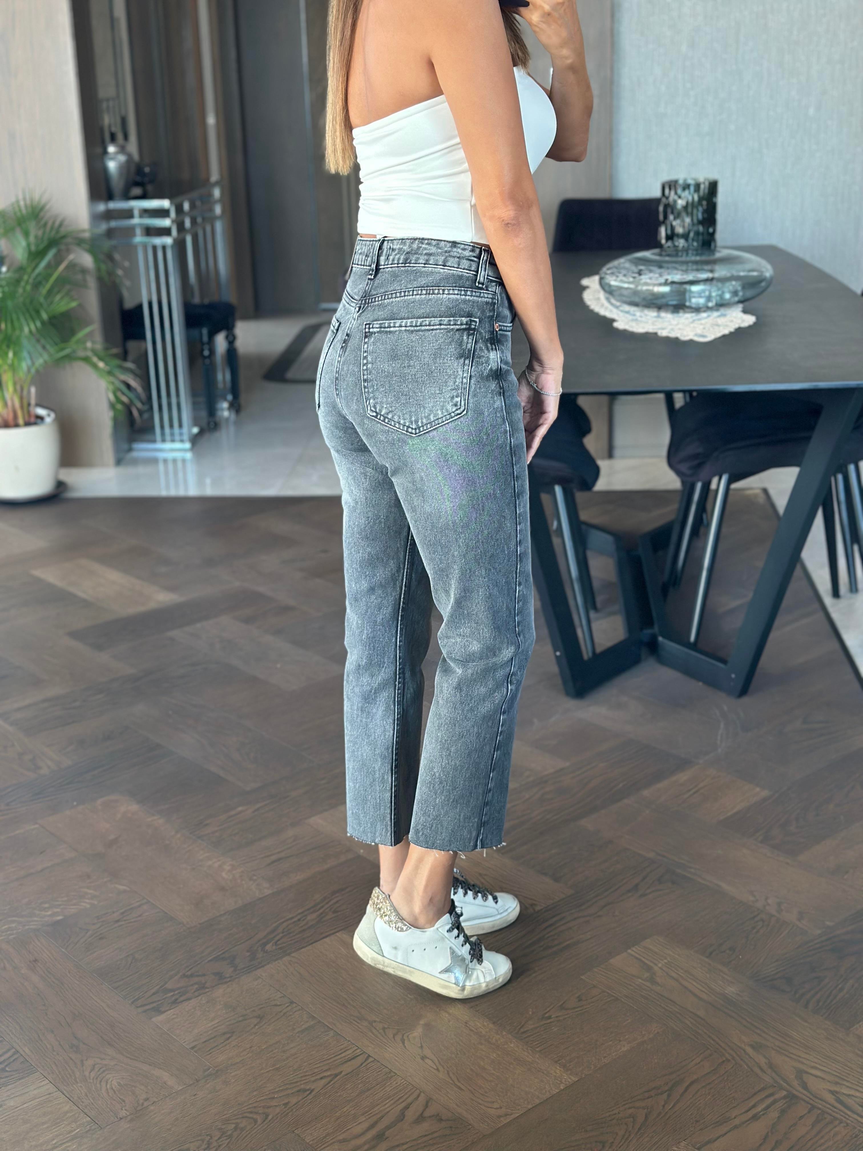 Gri Marka Model Kesik Paça Boy Fit Kadın Jean Pantolon