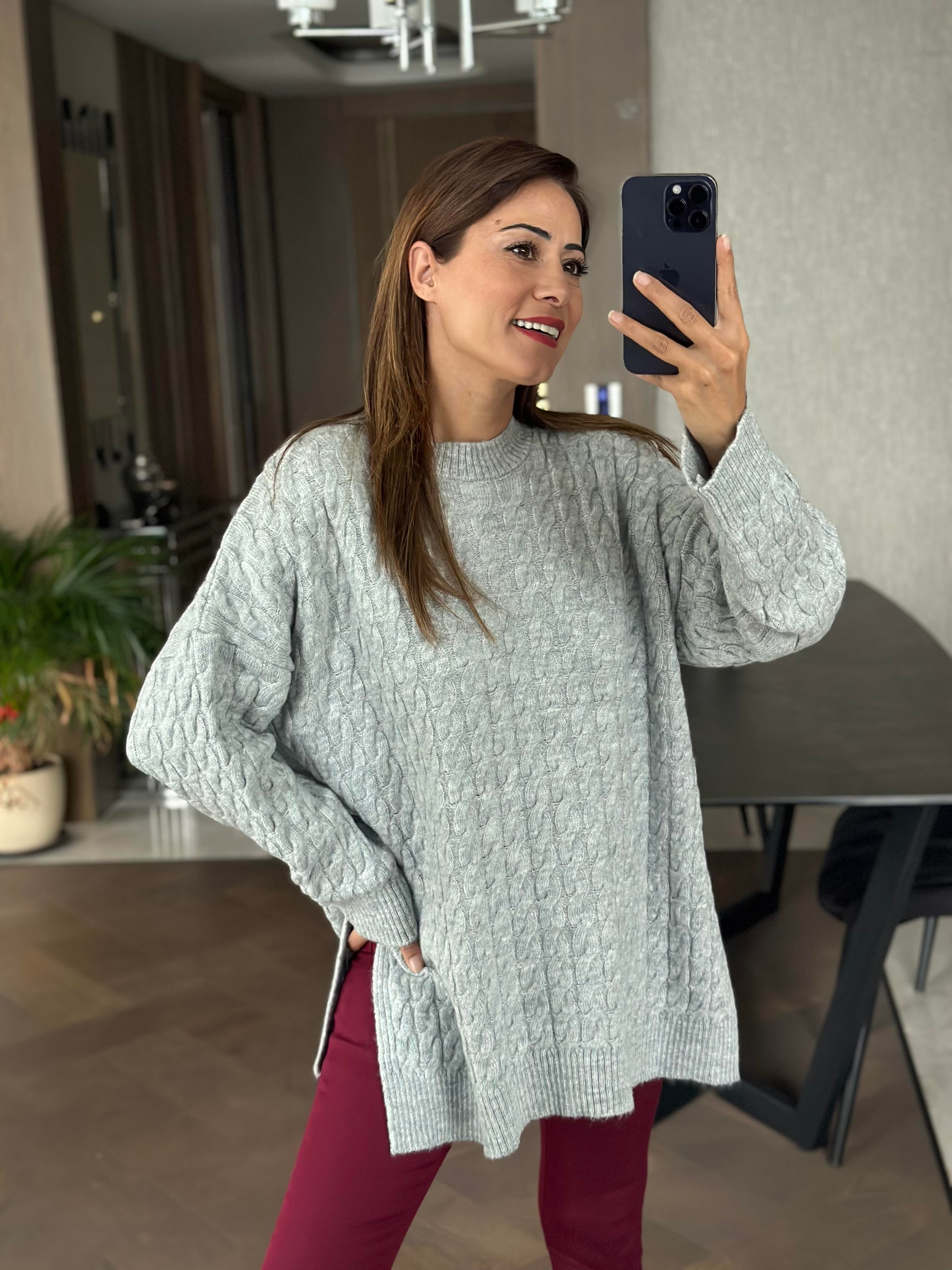 Gri Saç Ögülü Yanları Yırtmaçlı Kadın Triko Kazak