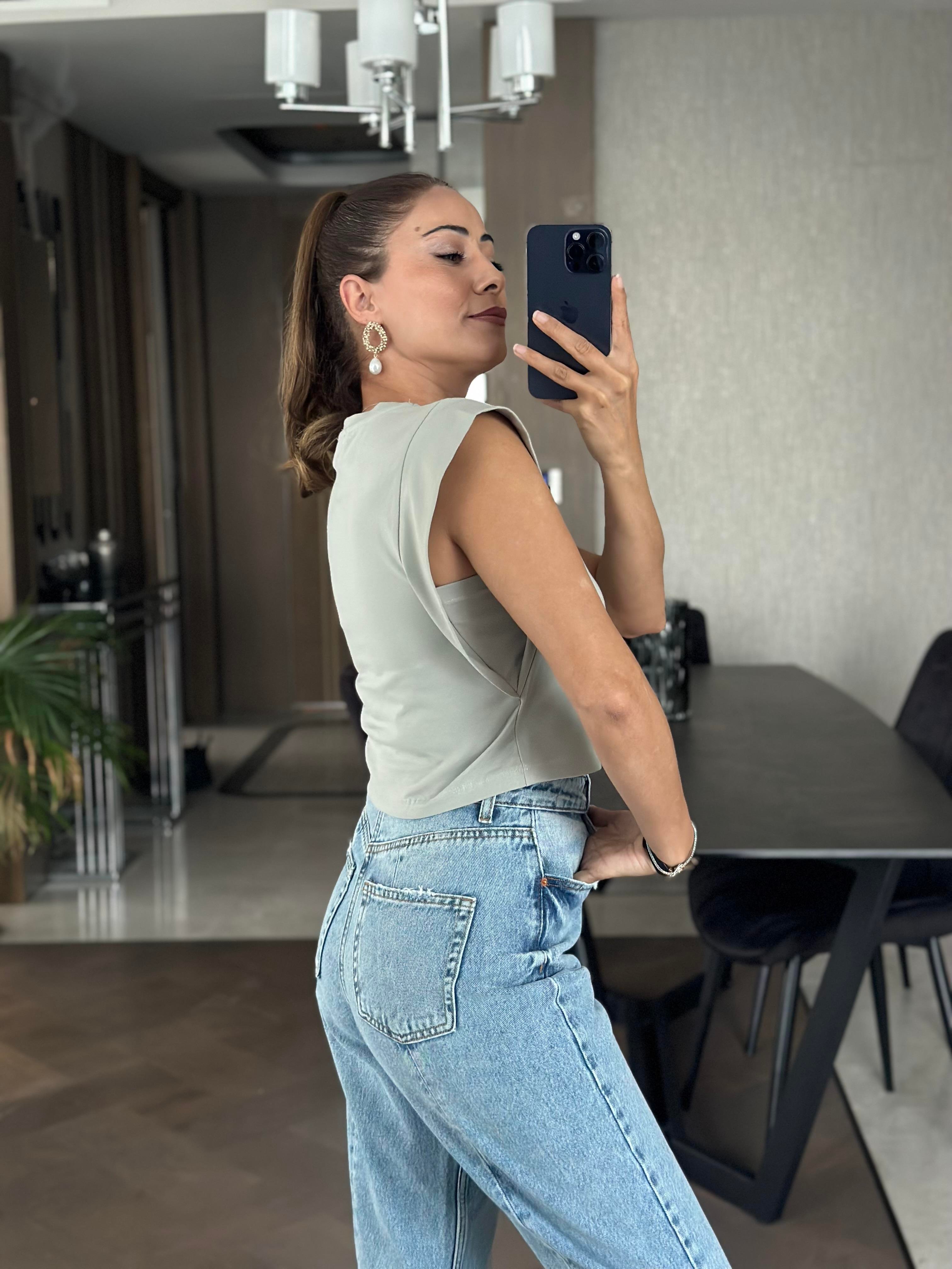 Gri Vatka Görünümlü Sıfır Kol Kadın Crop Body