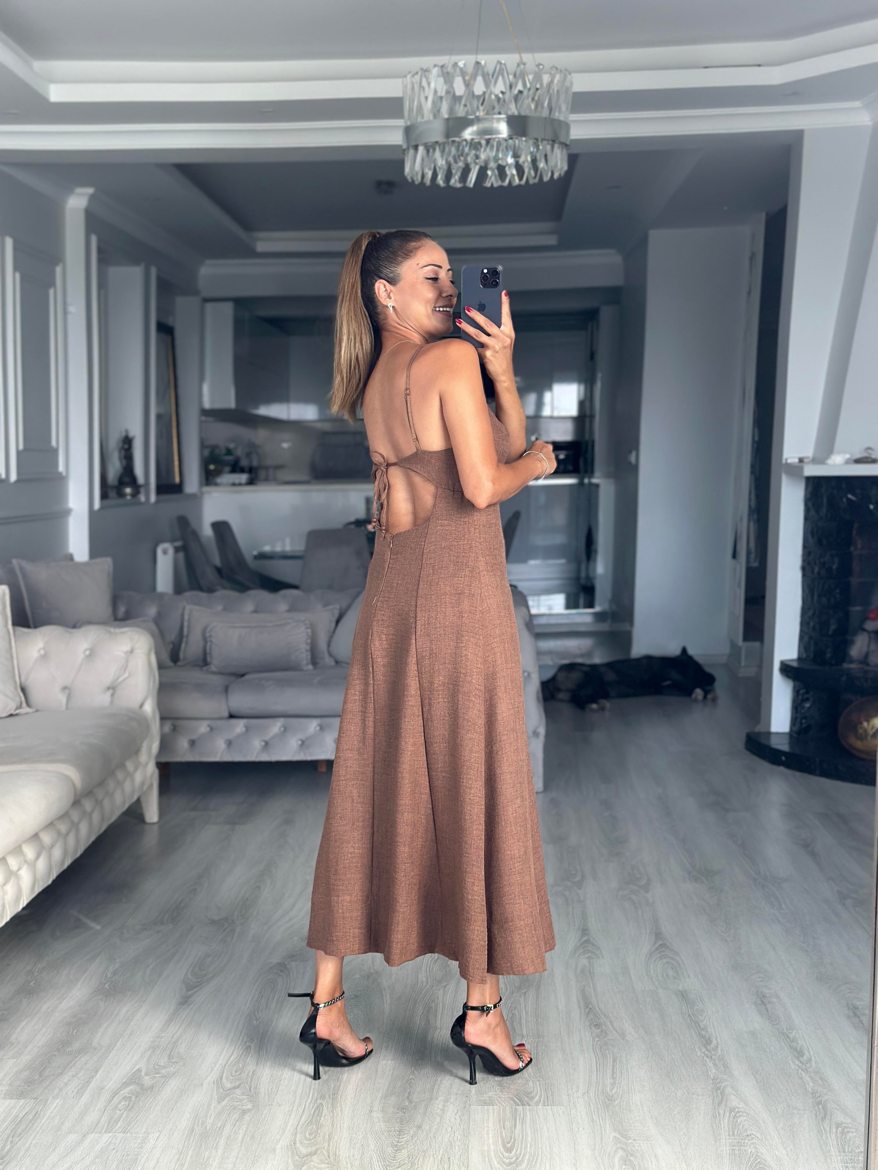 Kahverengi Ayarlanabilir İp Askılı Dekolteli Parçalı Midi Boy Kadın Elbise