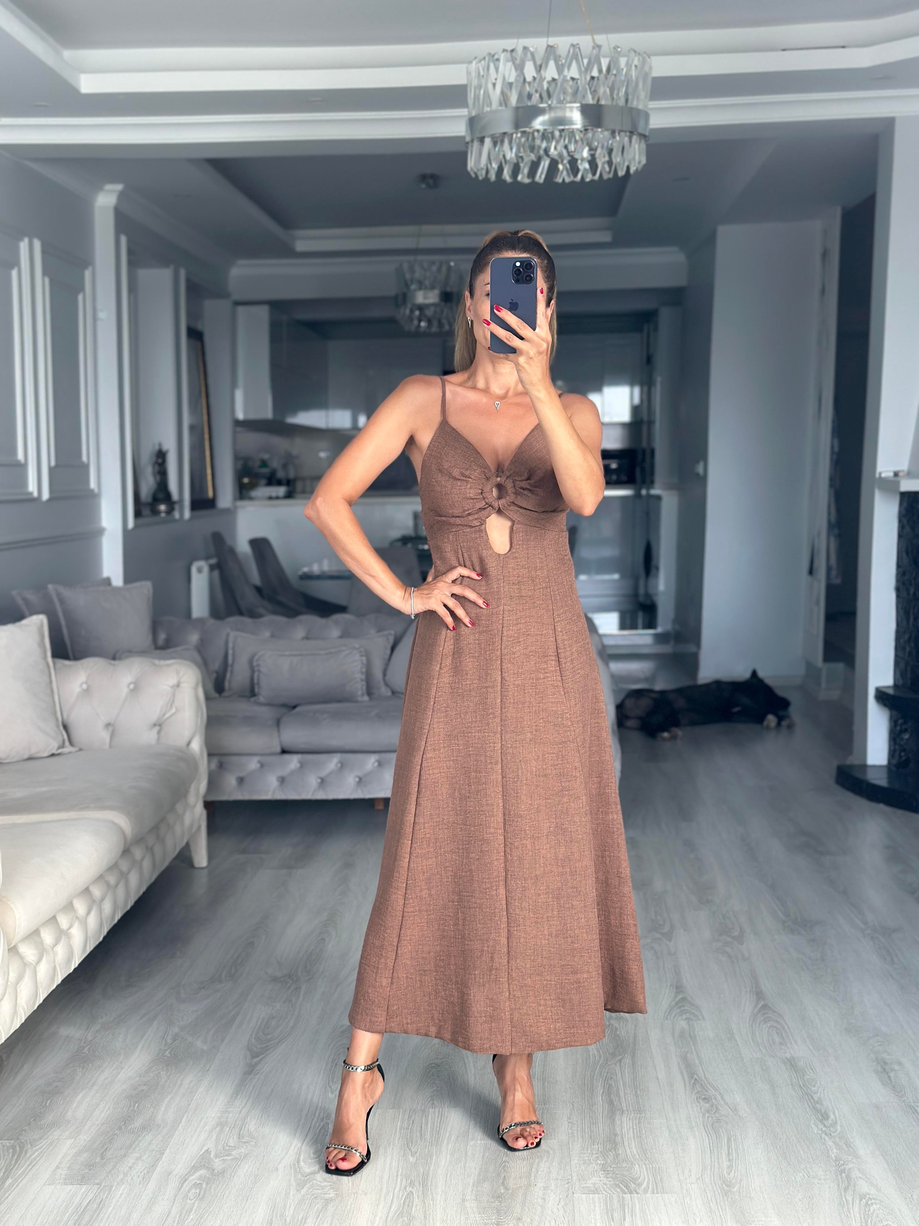 Kahverengi Ayarlanabilir İp Askılı Dekolteli Parçalı Midi Boy Kadın Elbise