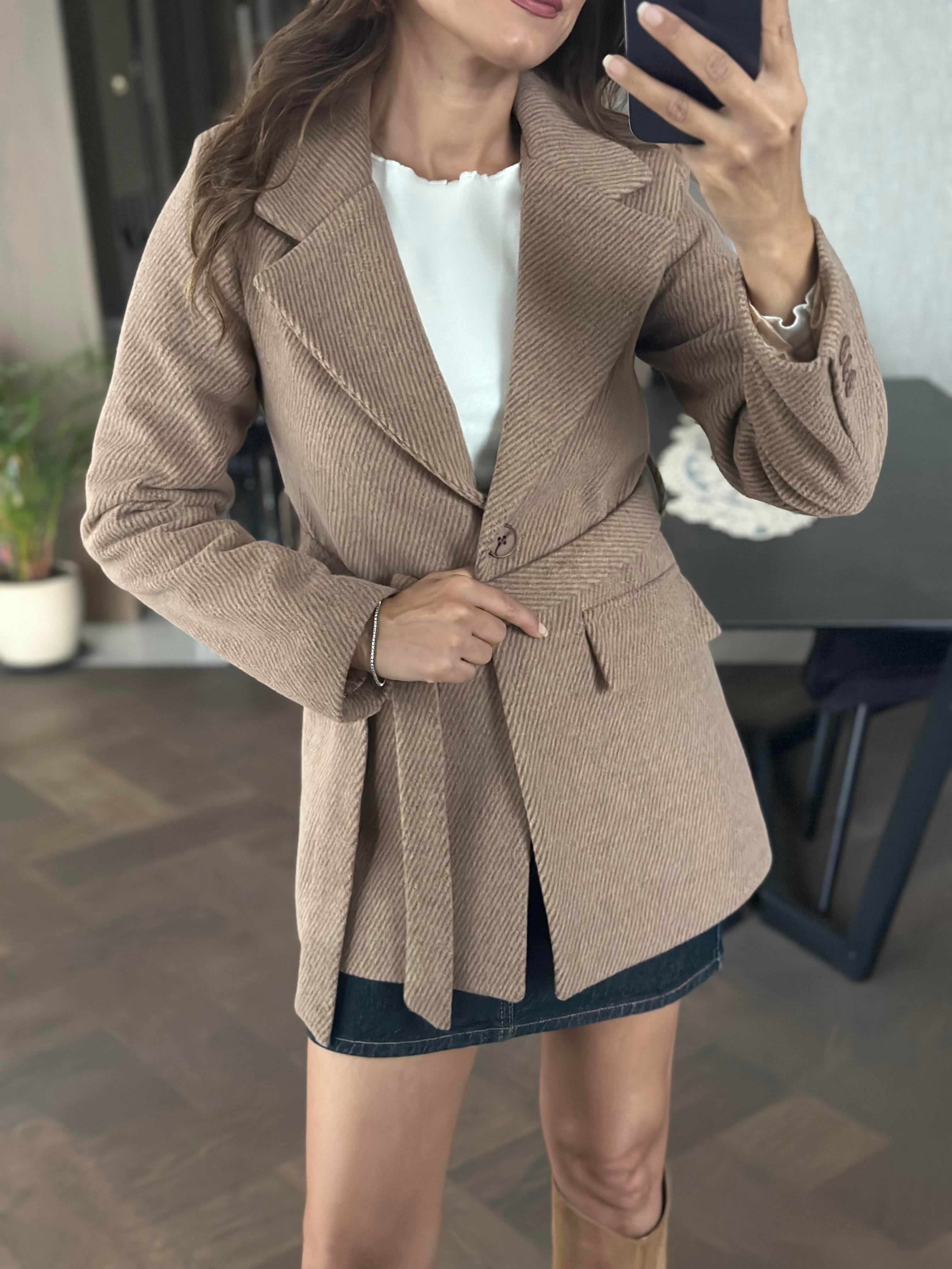 Kahverengi Dokulu Kaşe Vatkalı Kuşaklı Kadın Ceket