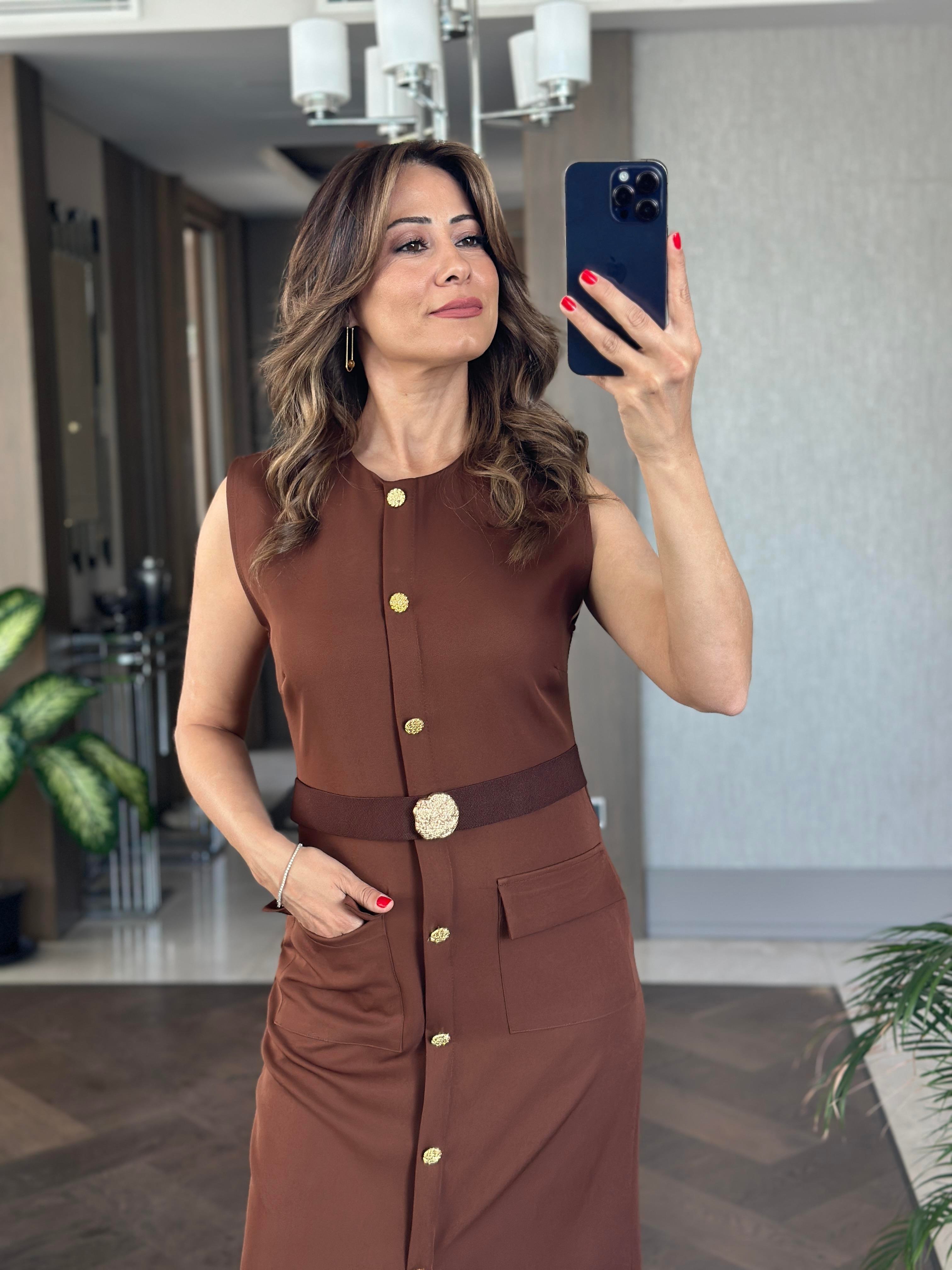 Kahverengi Kemeri Broş Detaylı Sıfır Kol Maksi Boy Kadın Elbise