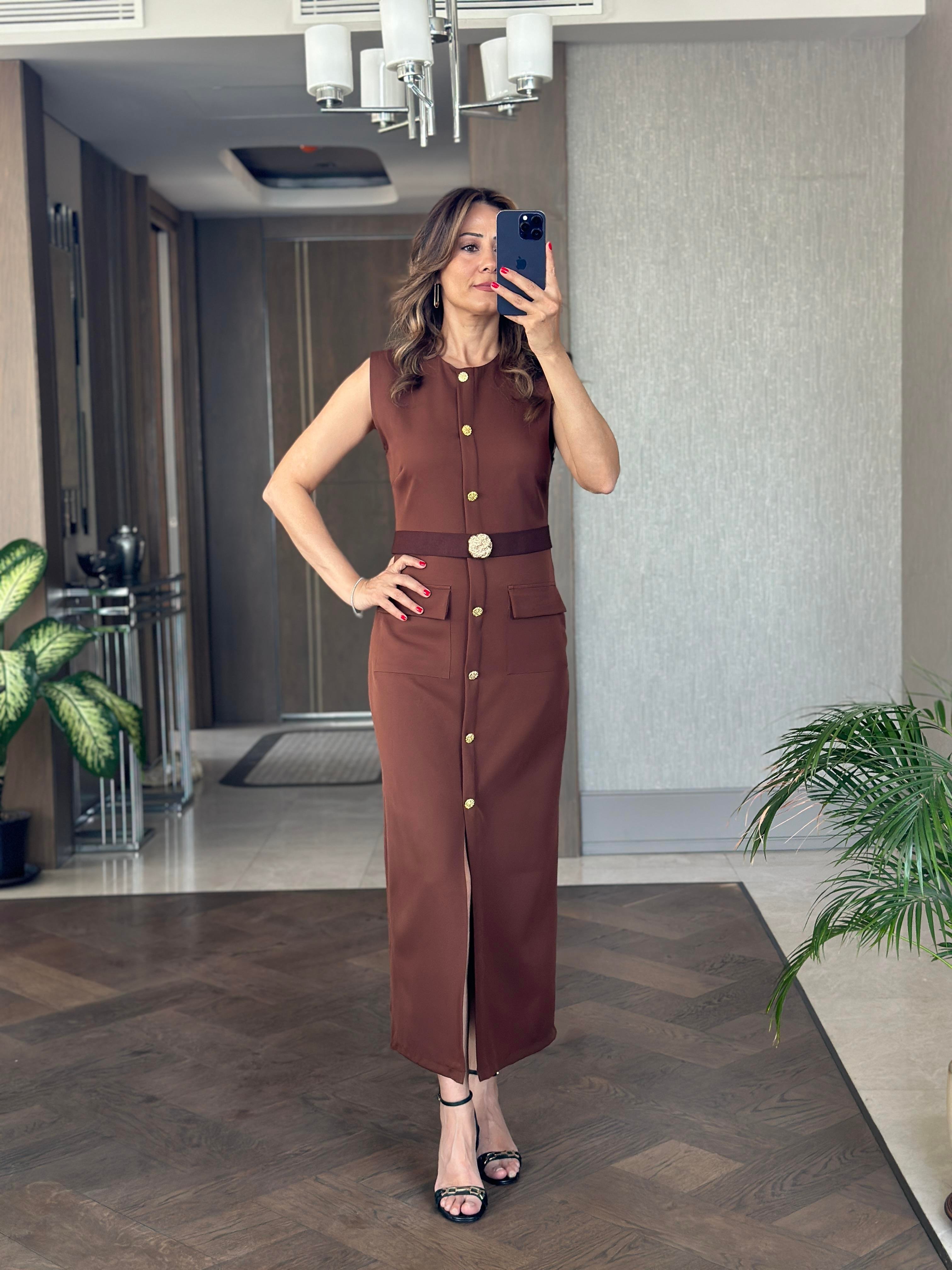 Kahverengi Kemeri Broş Detaylı Sıfır Kol Maksi Boy Kadın Elbise