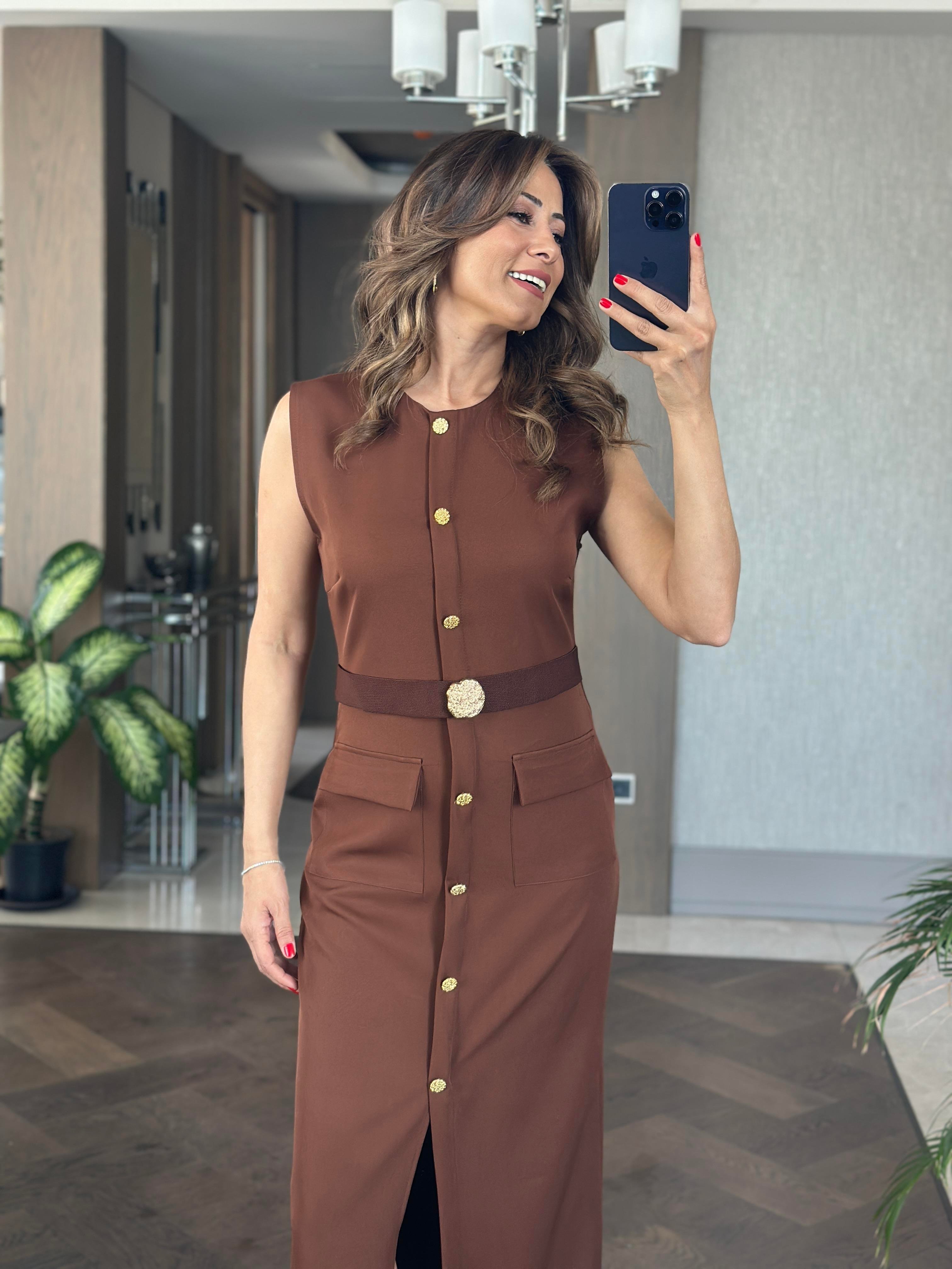 Kahverengi Kemeri Broş Detaylı Sıfır Kol Maksi Boy Kadın Elbise