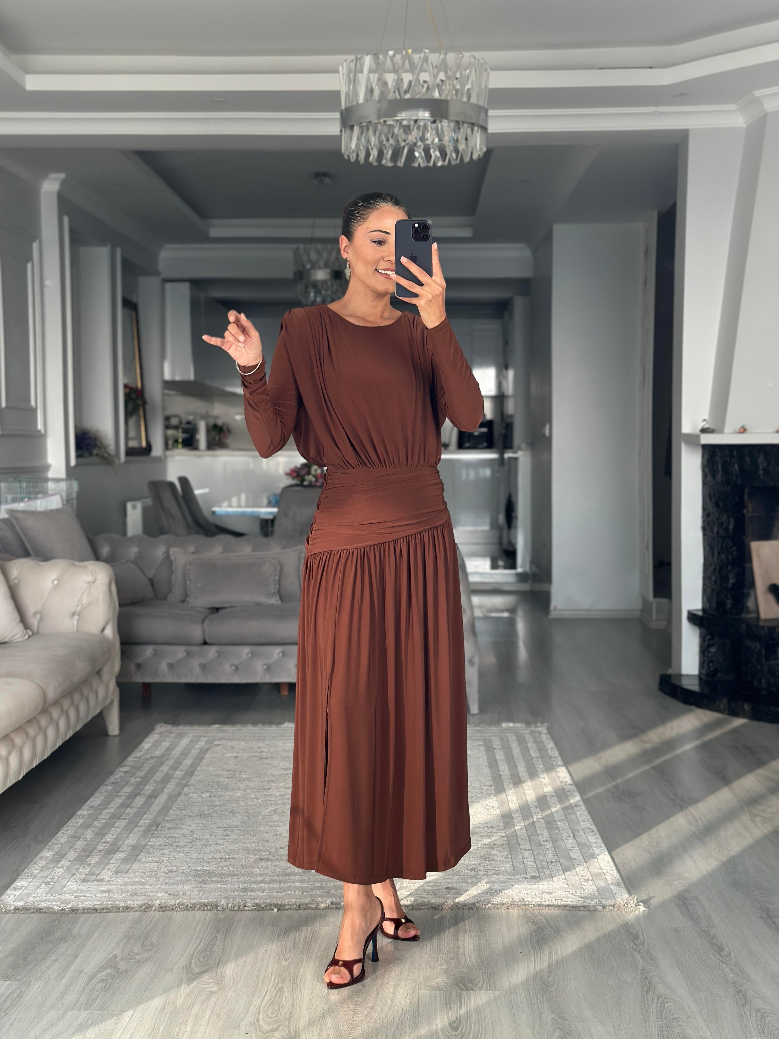 Kahverengi Korsajlı Sandy Kumaş Maksi Boy Kadın Elbise