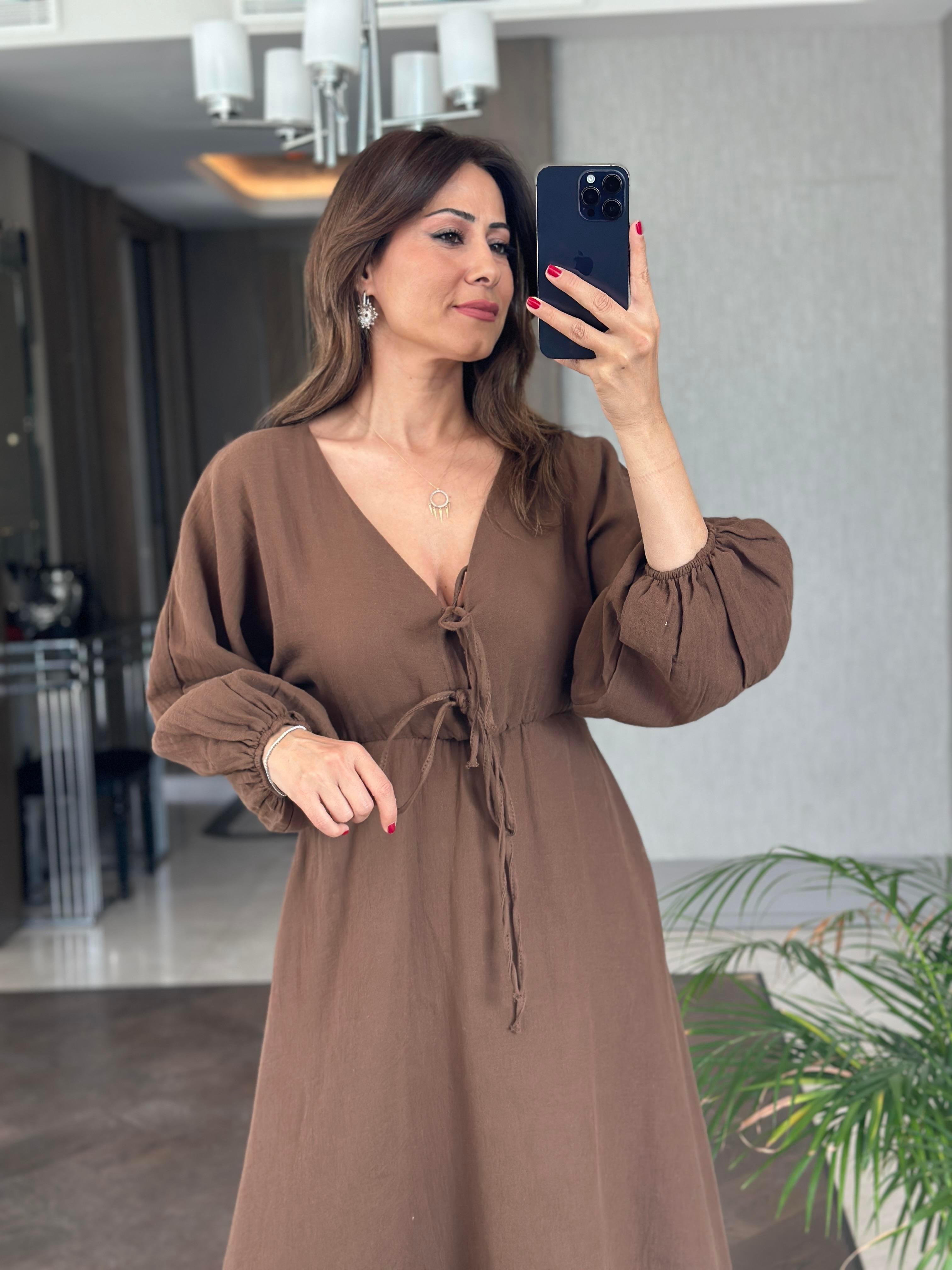 Kahverengi Müslin Önü Bağcıklı Kol Ucu Lastikli Kadın Midi Boy Elbise