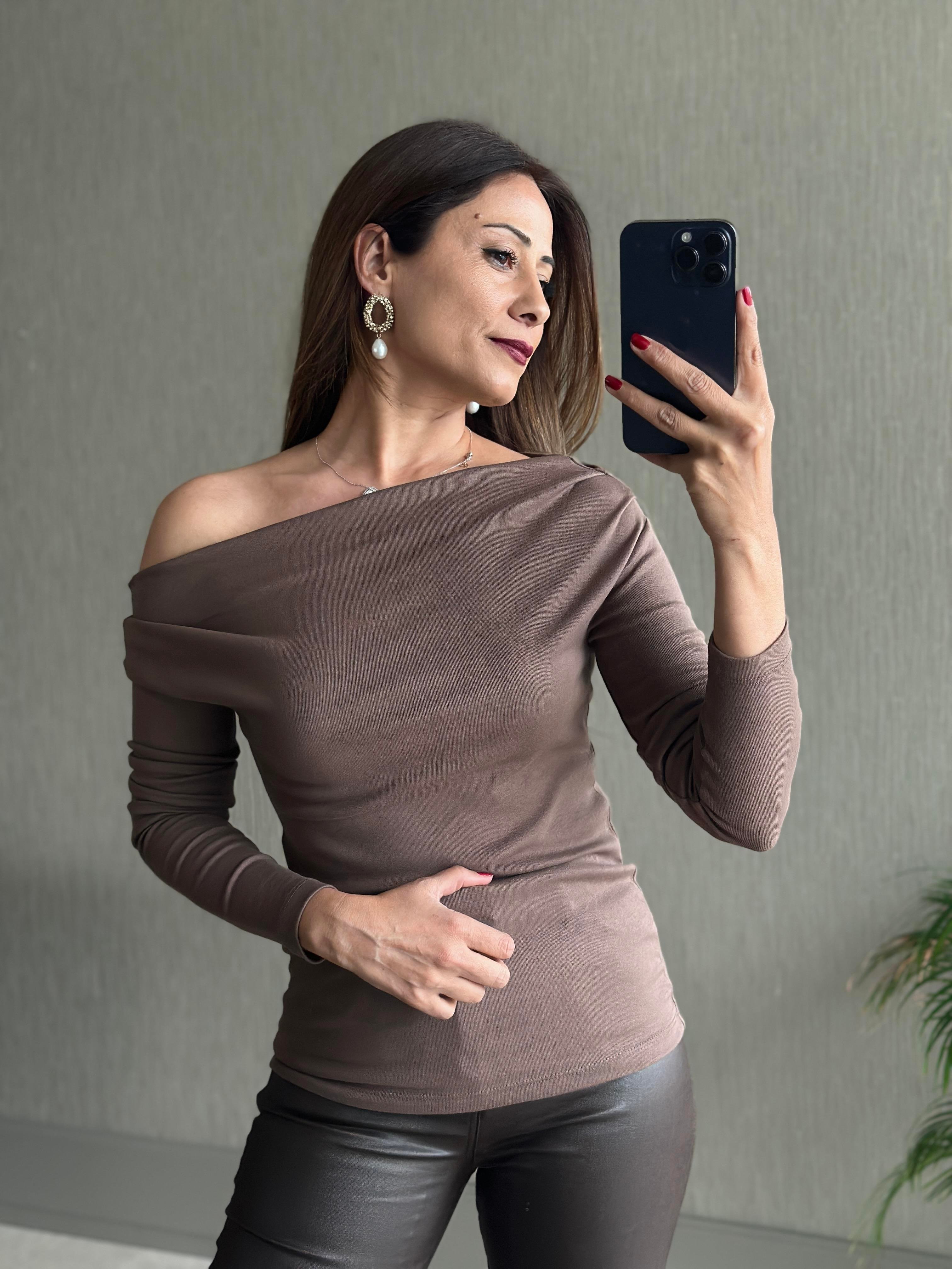 Kahverengi Omzu Pileli  Madonna Yaka Uzun Kol Kadın Body