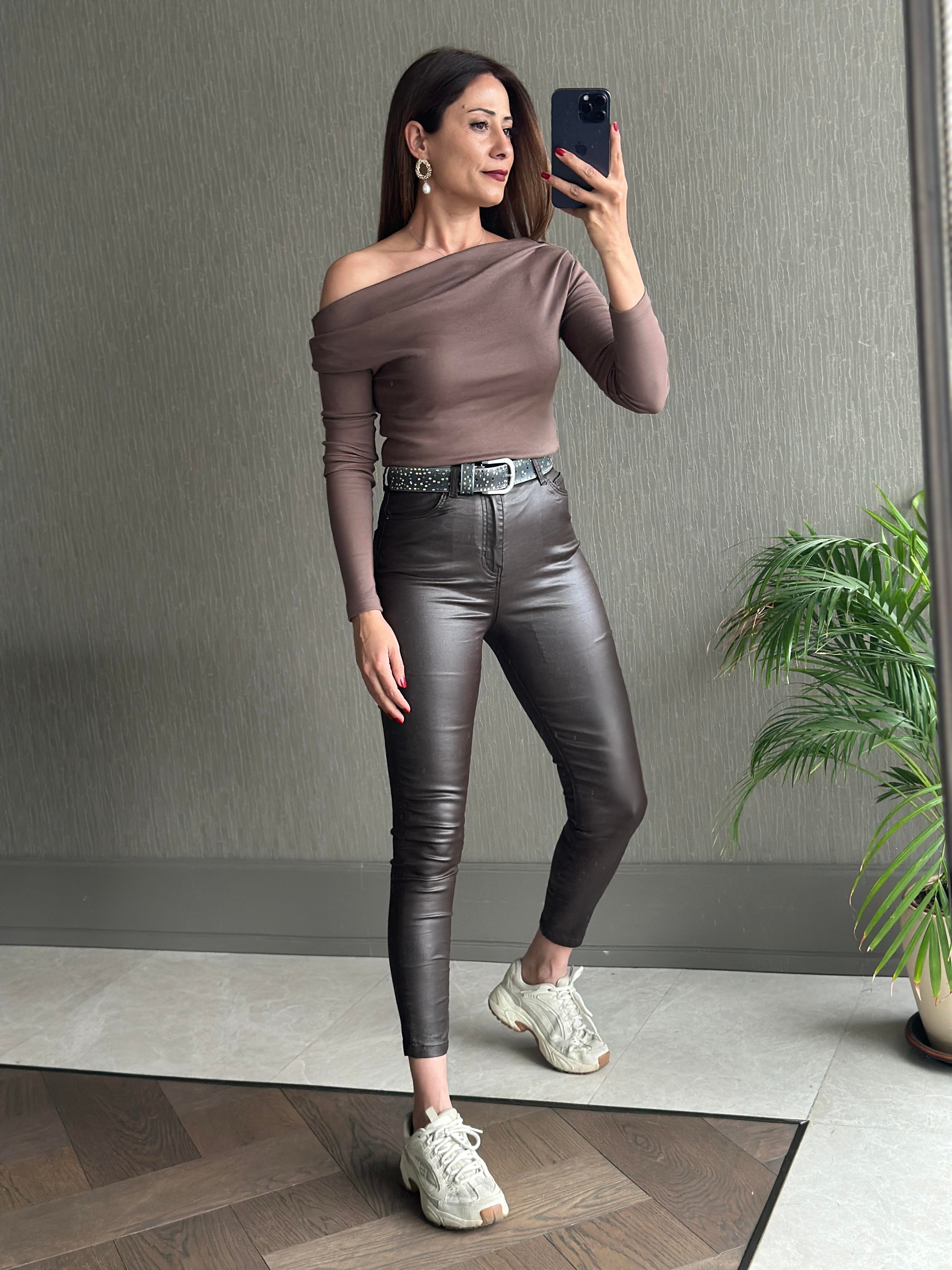 Kahverengi Omzu Pileli  Madonna Yaka Uzun Kol Kadın Body