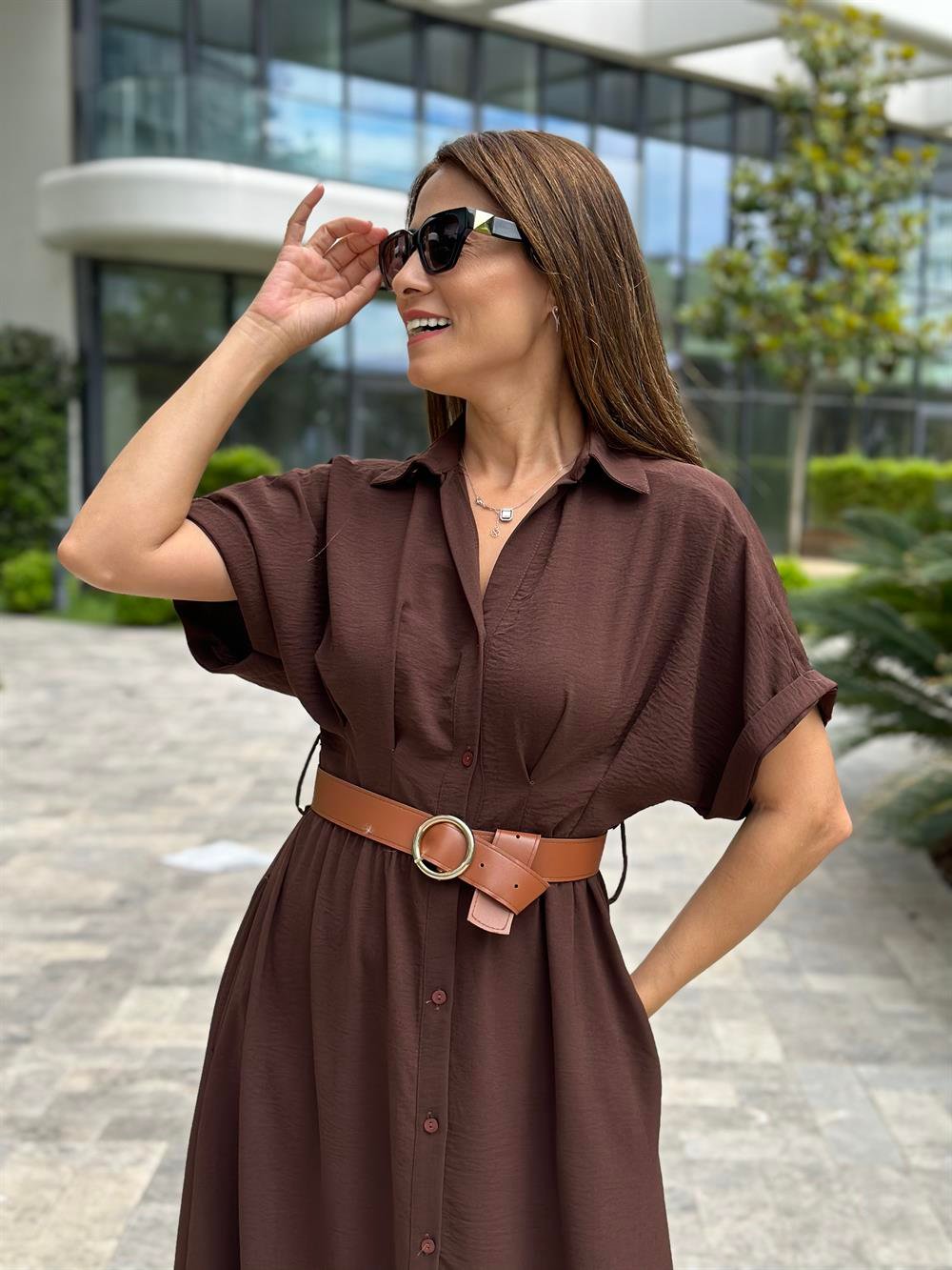 Kahverengi Ön Ve Arka Pileli Kısa Kol Kemerli Kadın Gömlek Elbise
