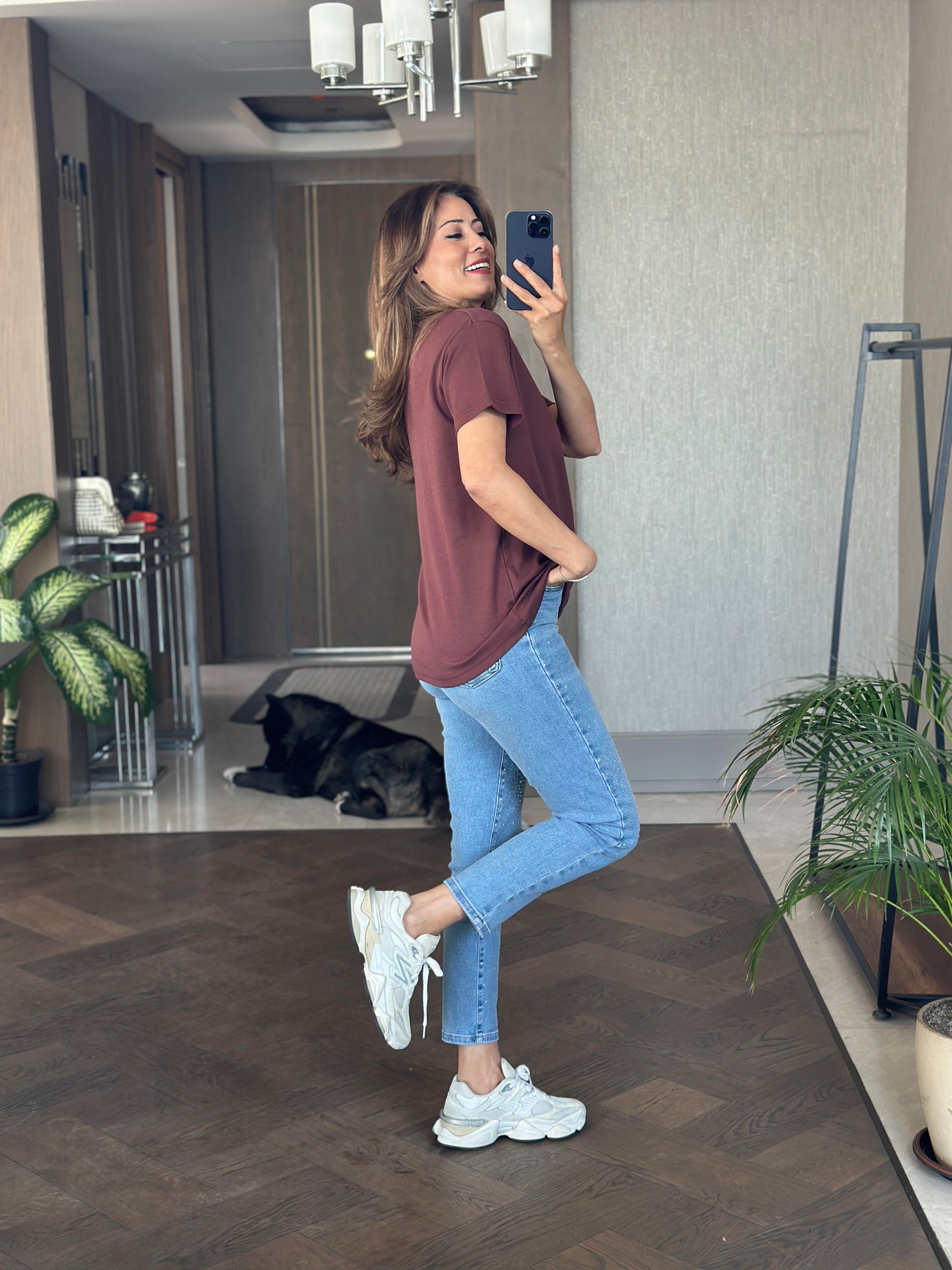 Kahverengi Önü Kabartma Yazı Nakışlı Bisiklet Yaka Kısa Kol Kadın T-Shirt
