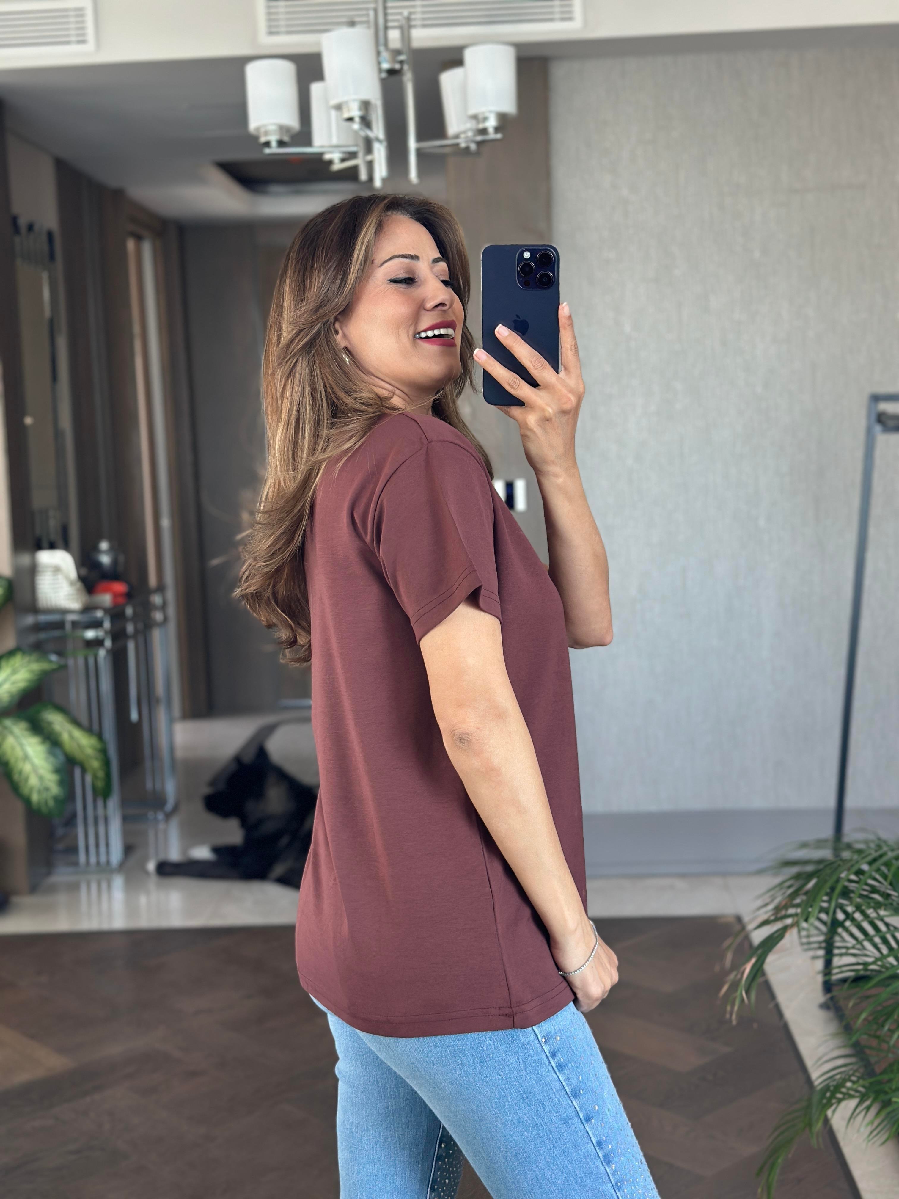 Kahverengi Önü Kabartma Yazı Nakışlı Bisiklet Yaka Kısa Kol Kadın T-Shirt