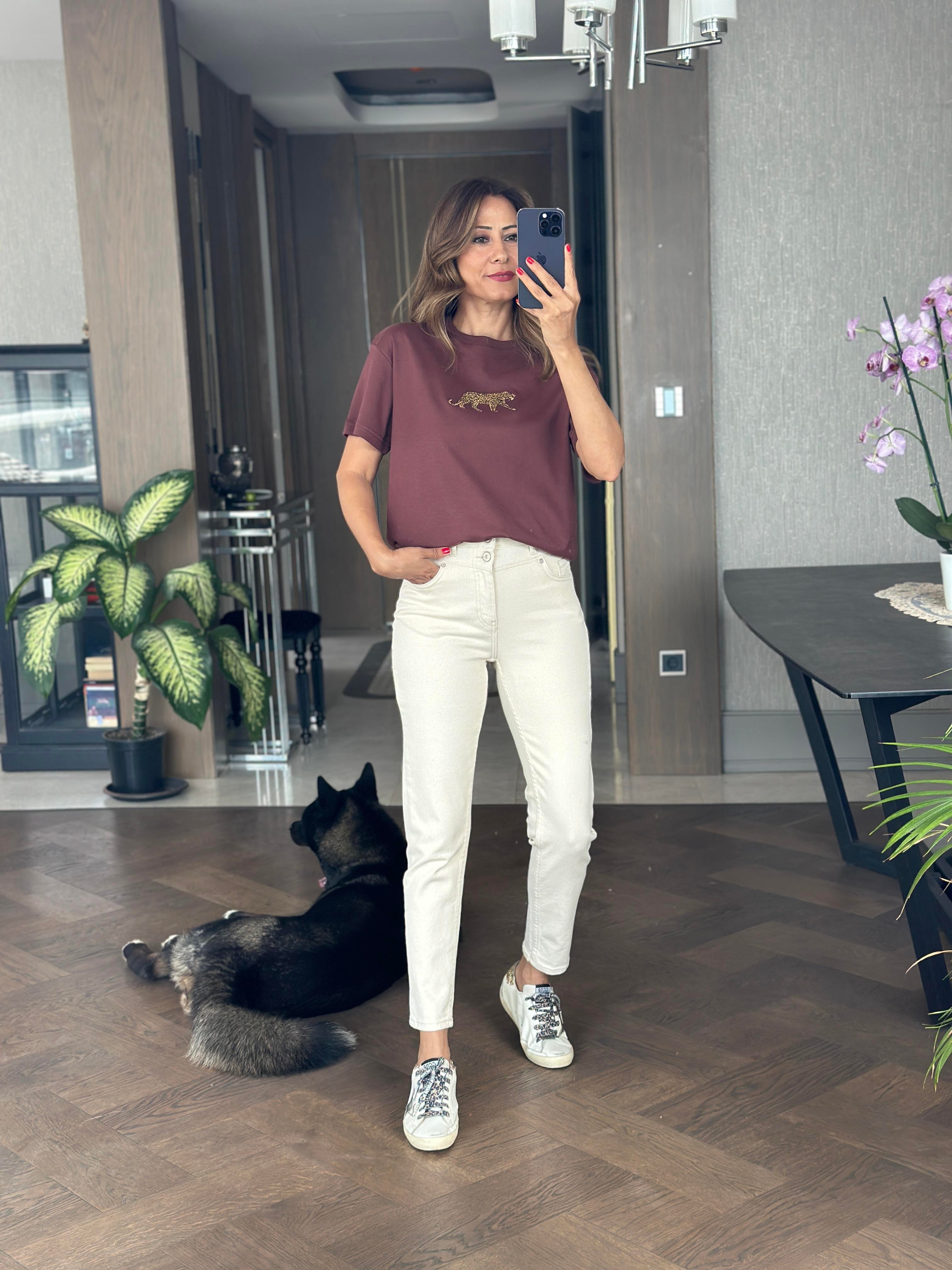 Kahverengi Önü Kaplan Nakışlı Bisiklet Yaka  Kadın T-Shirt
