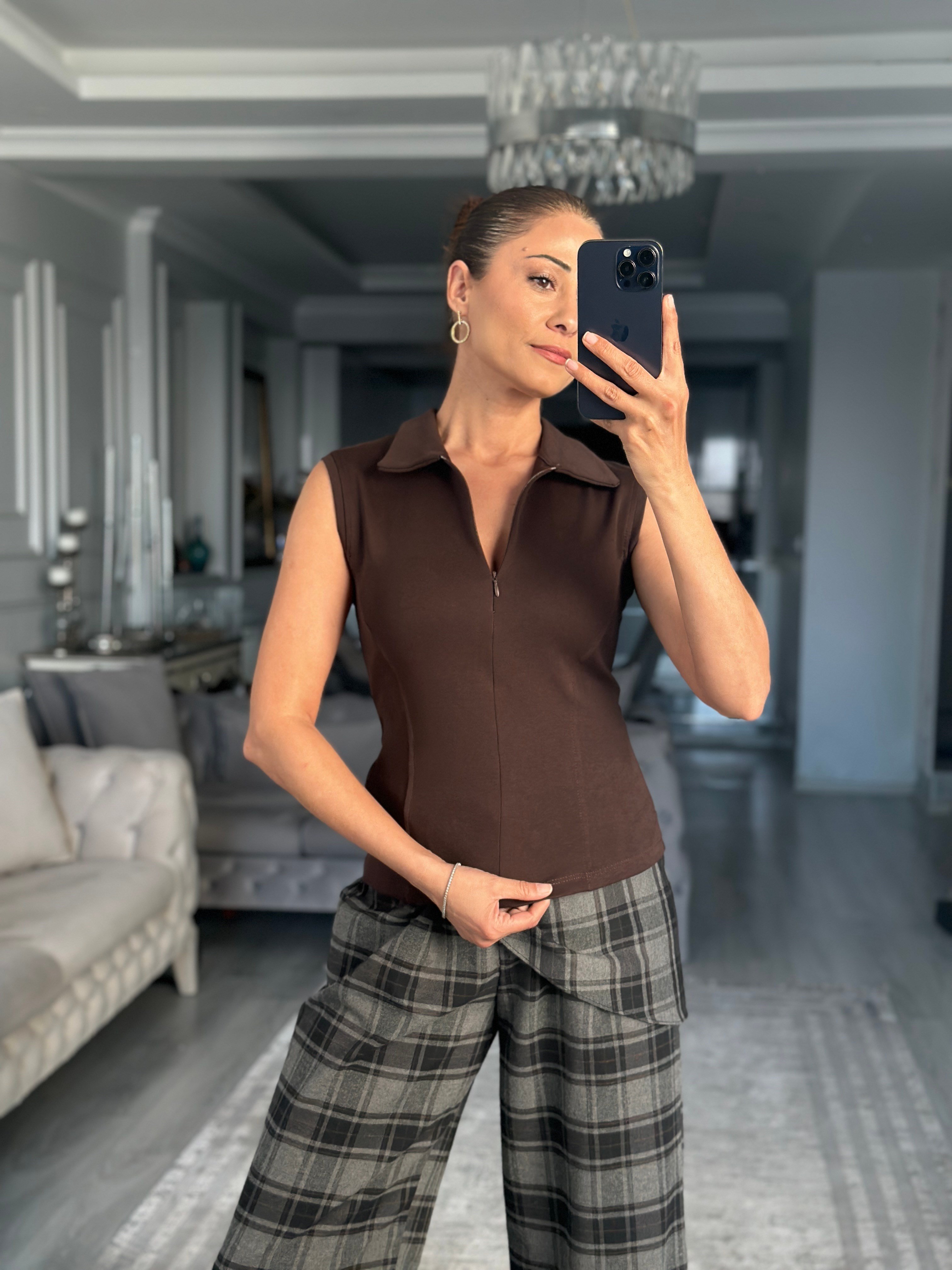 Kahverengi Polo Yaka Fermuarlı Kolsuz Kadın Bluz