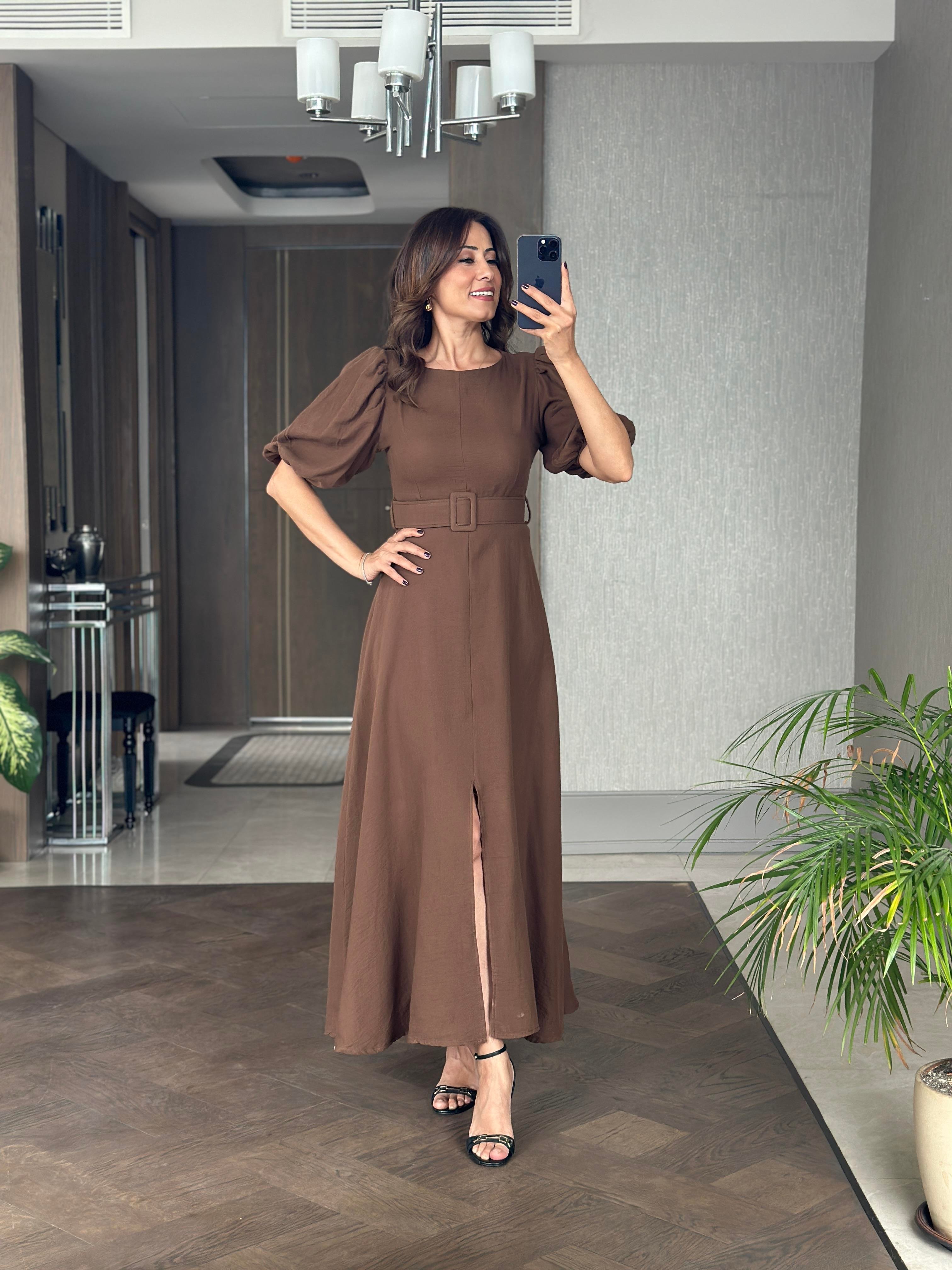 Kahverengi Prenses Kol Vatkalı Kemerli Müslin Kumaş Kadın Midi Boy Elbise