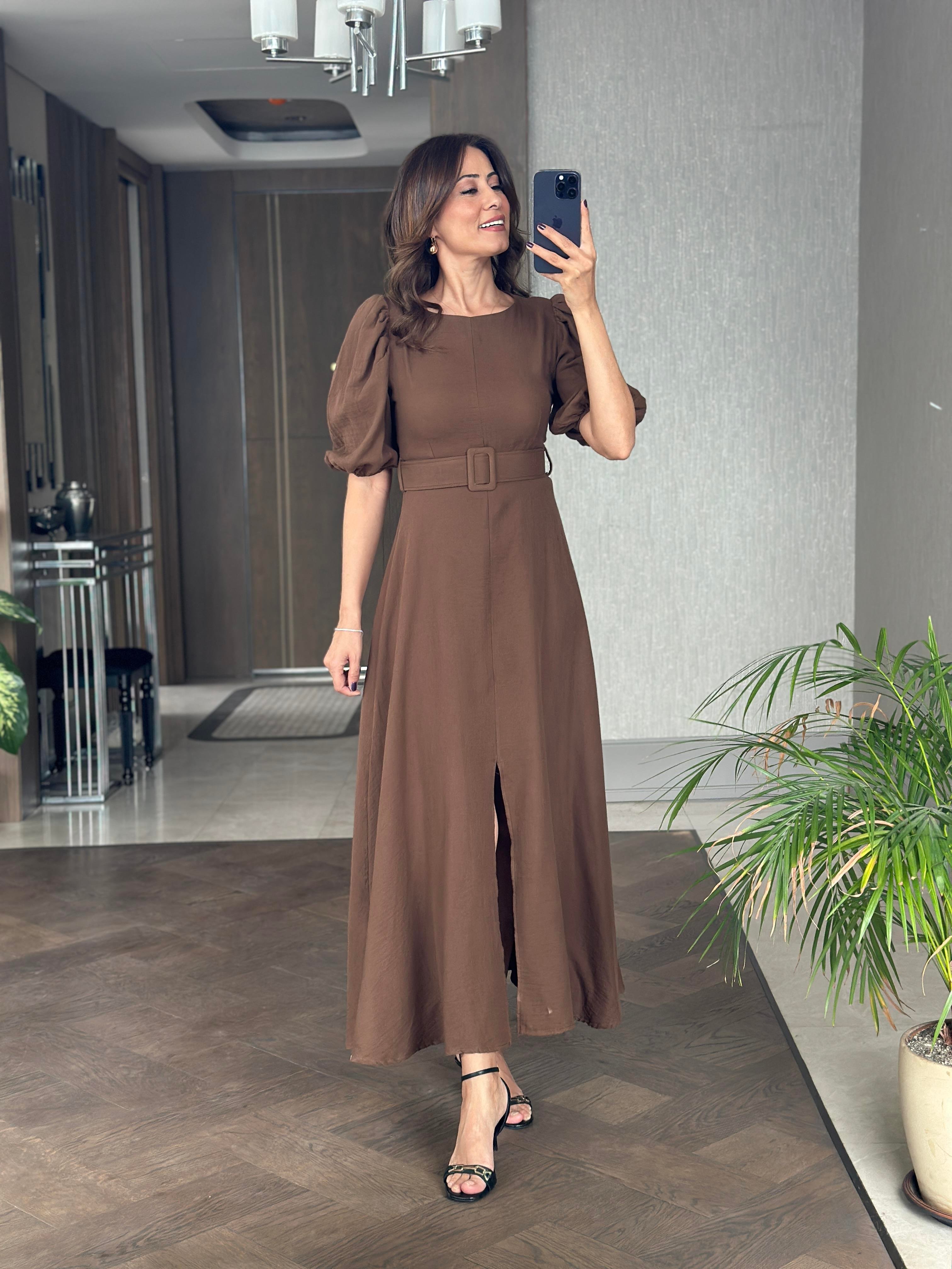 Kahverengi Prenses Kol Vatkalı Kemerli Müslin Kumaş Kadın Midi Boy Elbise