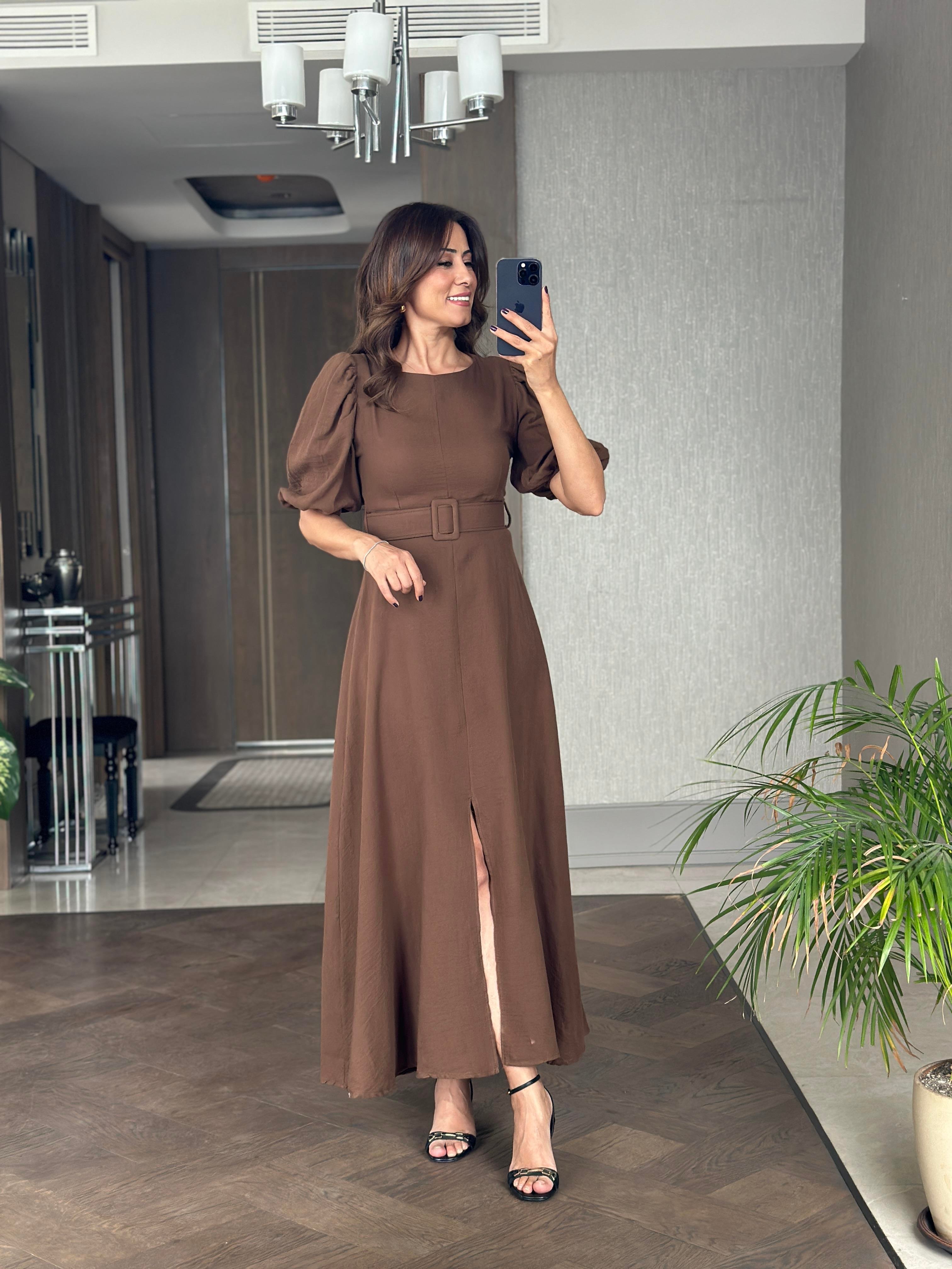 Kahverengi Prenses Kol Vatkalı Kemerli Müslin Kumaş Kadın Midi Boy Elbise