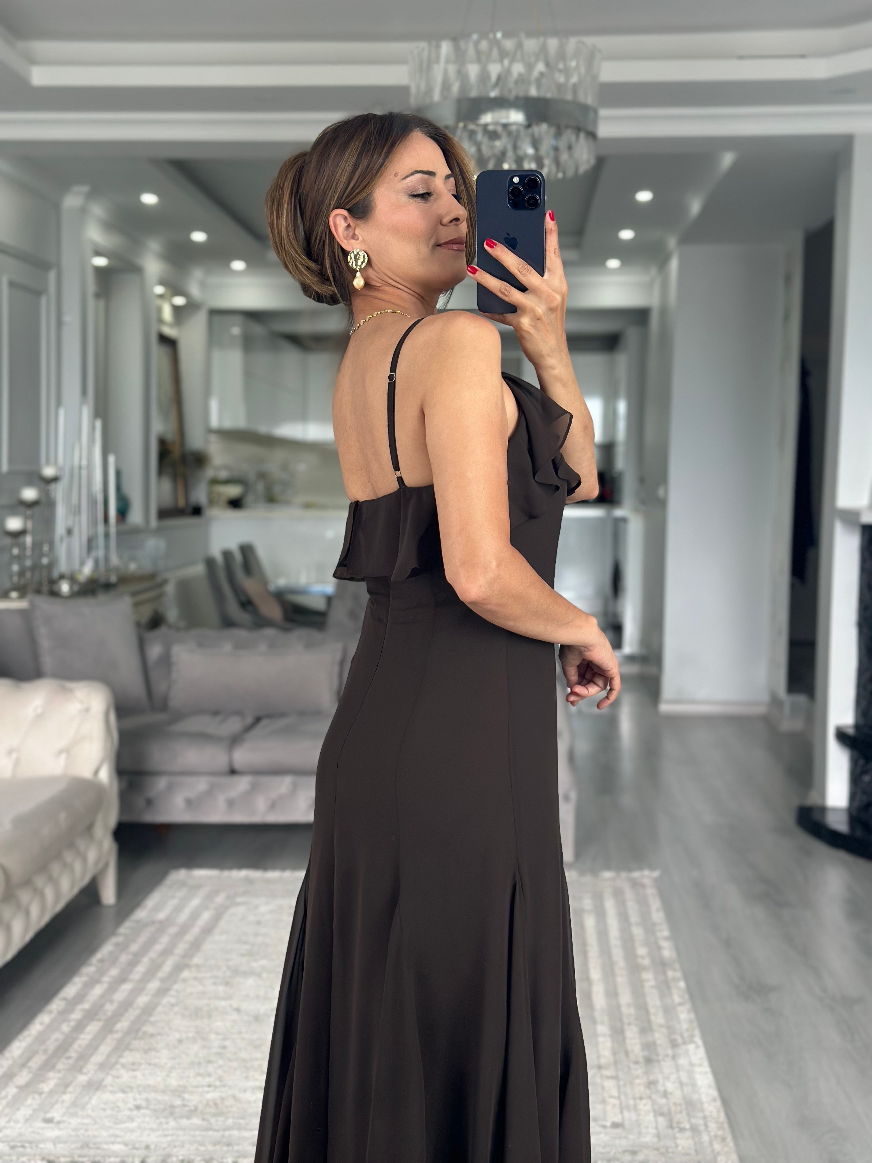 Kahverengi Şifon Fırfır Detaylı Askılı Maxi Boy Kadın Elbise