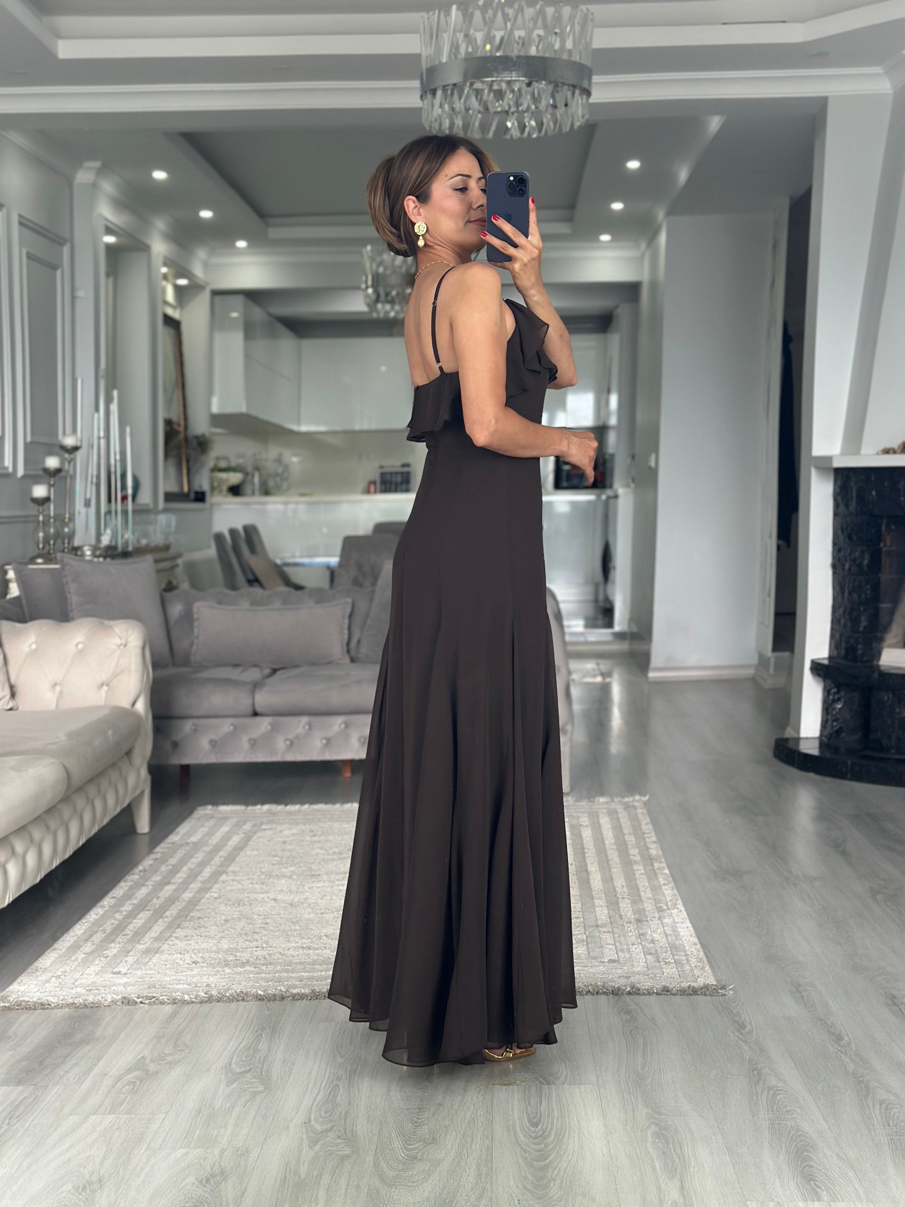 Kahverengi Şifon Fırfır Detaylı Askılı Maxi Boy Kadın Elbise
