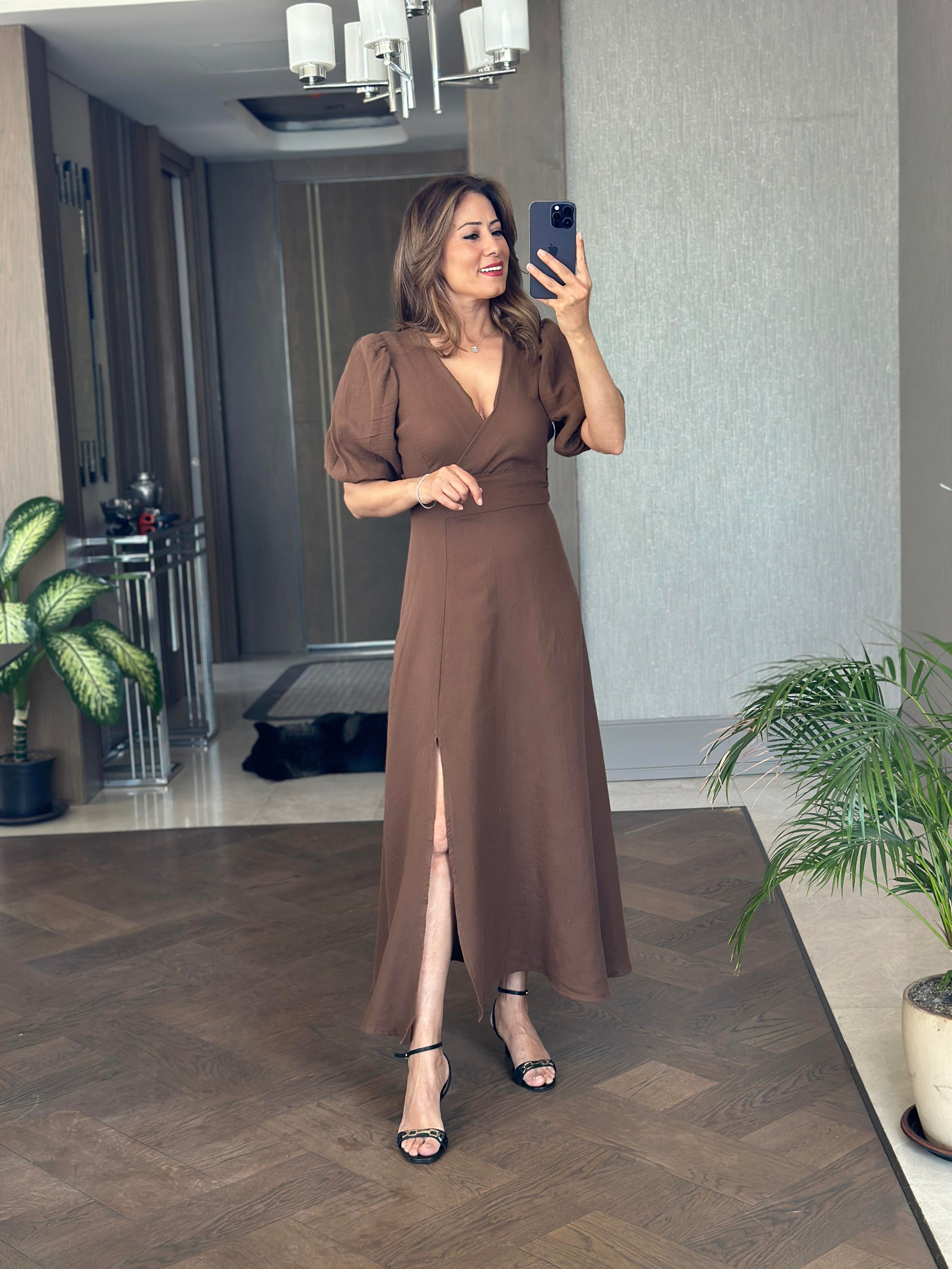 Kahverengi Tek Yırtmaçlı Vatkalı Müslin Kumaş Kadın Maksi Boy Elbise 