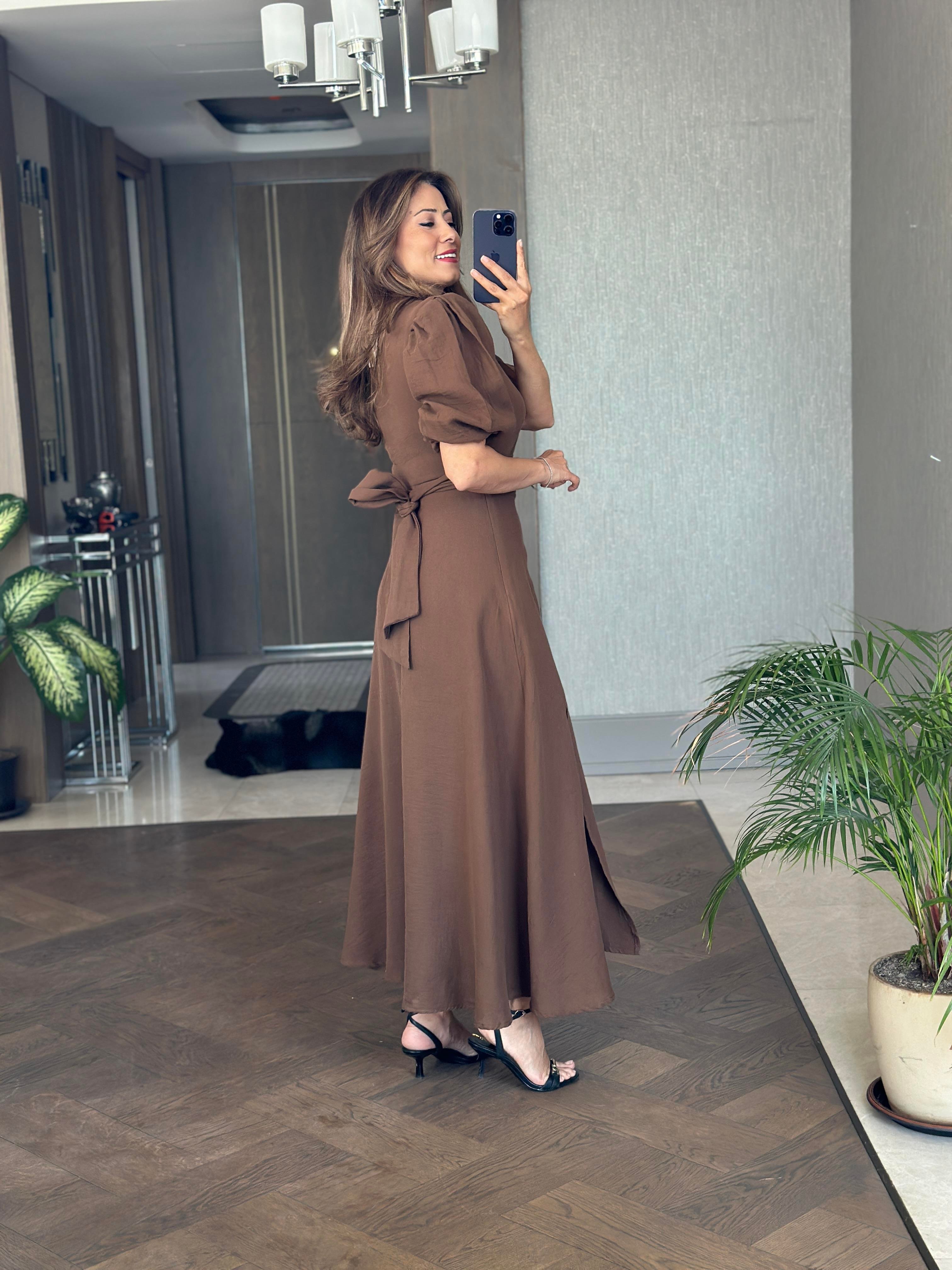 Kahverengi Tek Yırtmaçlı Vatkalı Müslin Kumaş Kadın Maksi Boy Elbise 