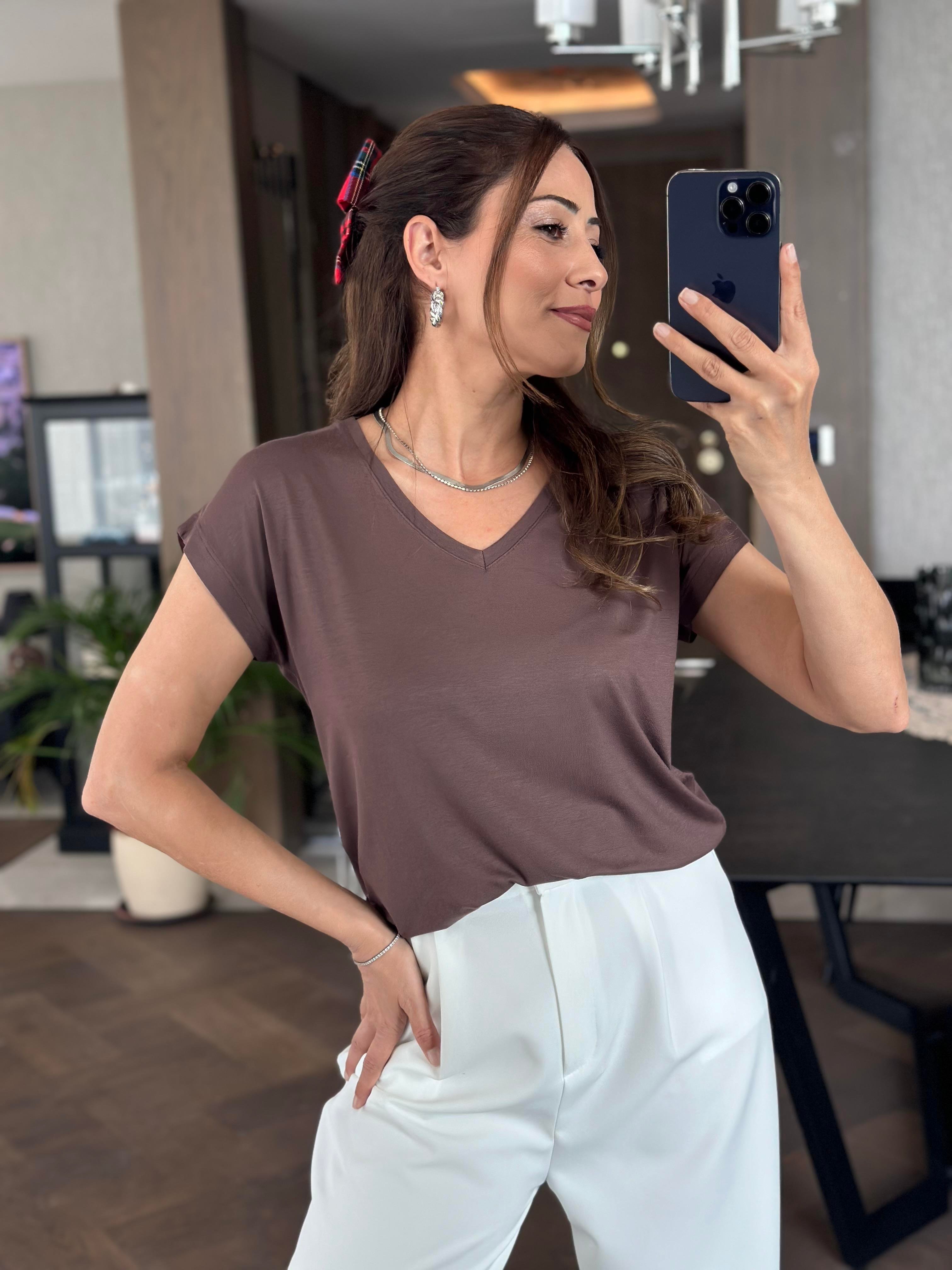 Kahverengi V Yaka Kısa Yarasa Kol Basic Kadın T-Shirt