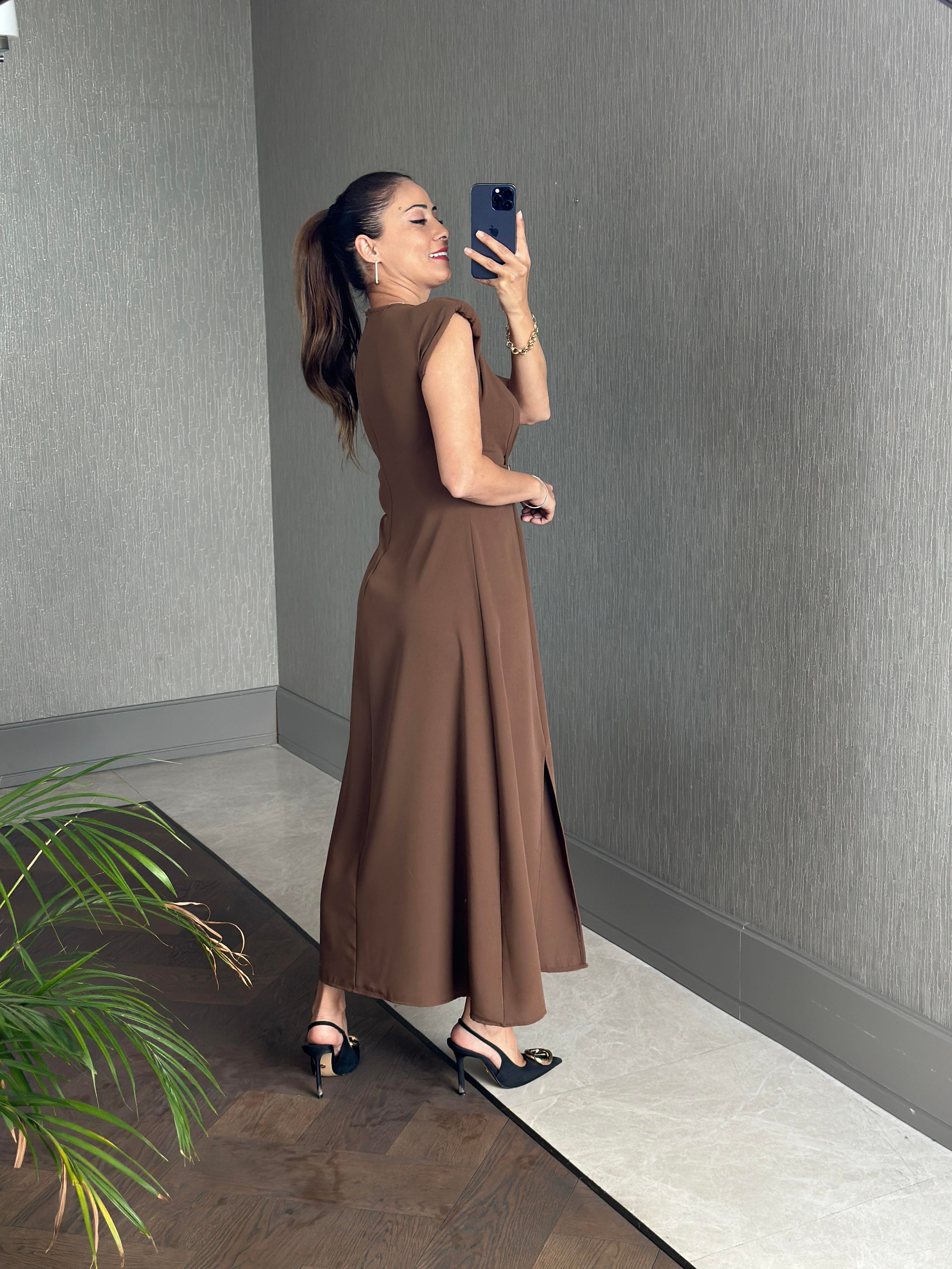 Kahverengi Vatkalı V Yaka Önü Tokalı Kadın Midiboy Elbise