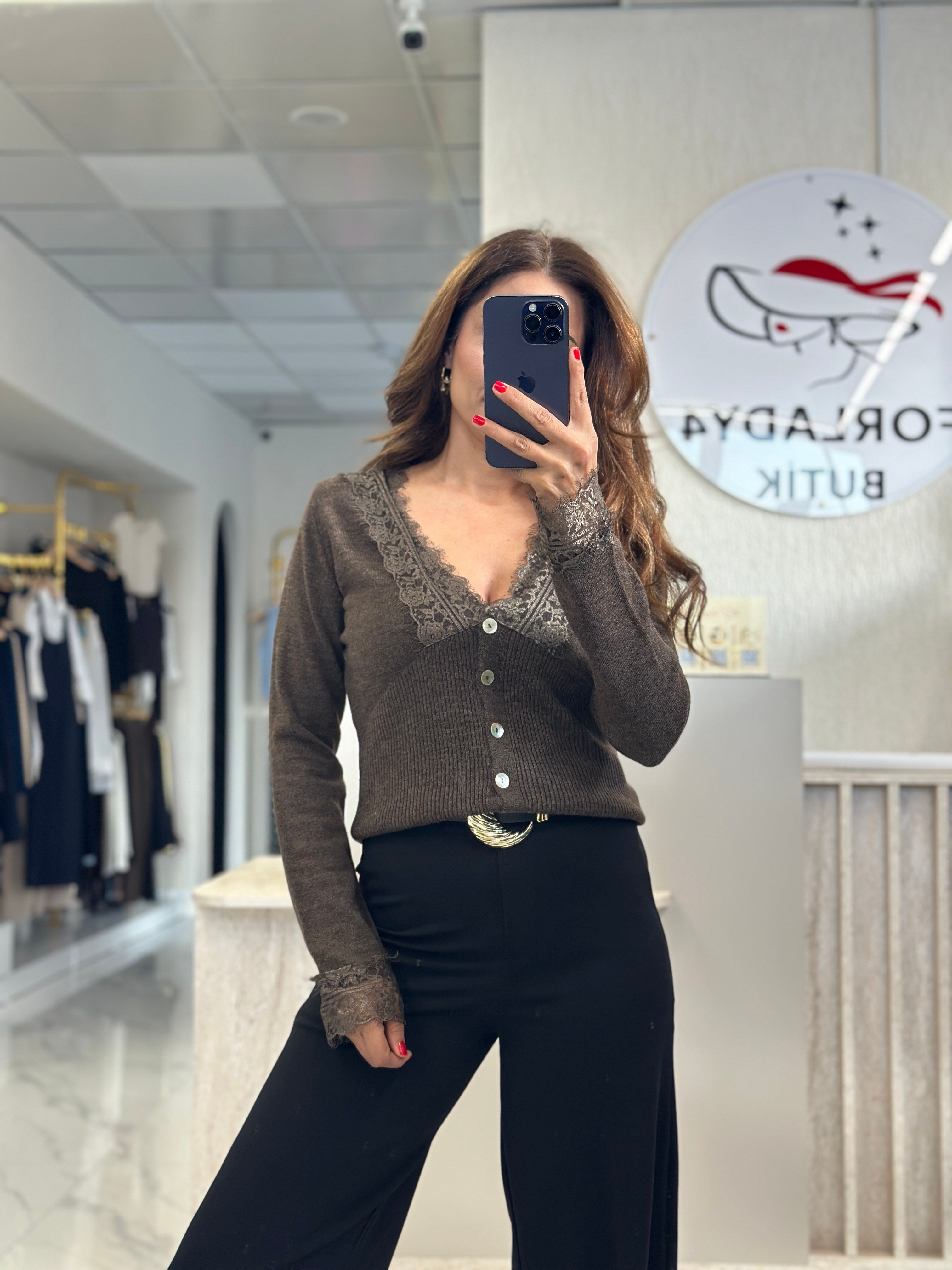 Kahverengi Yakası Ve Kolu Dantelli Düğmeli Kadın Hırka 