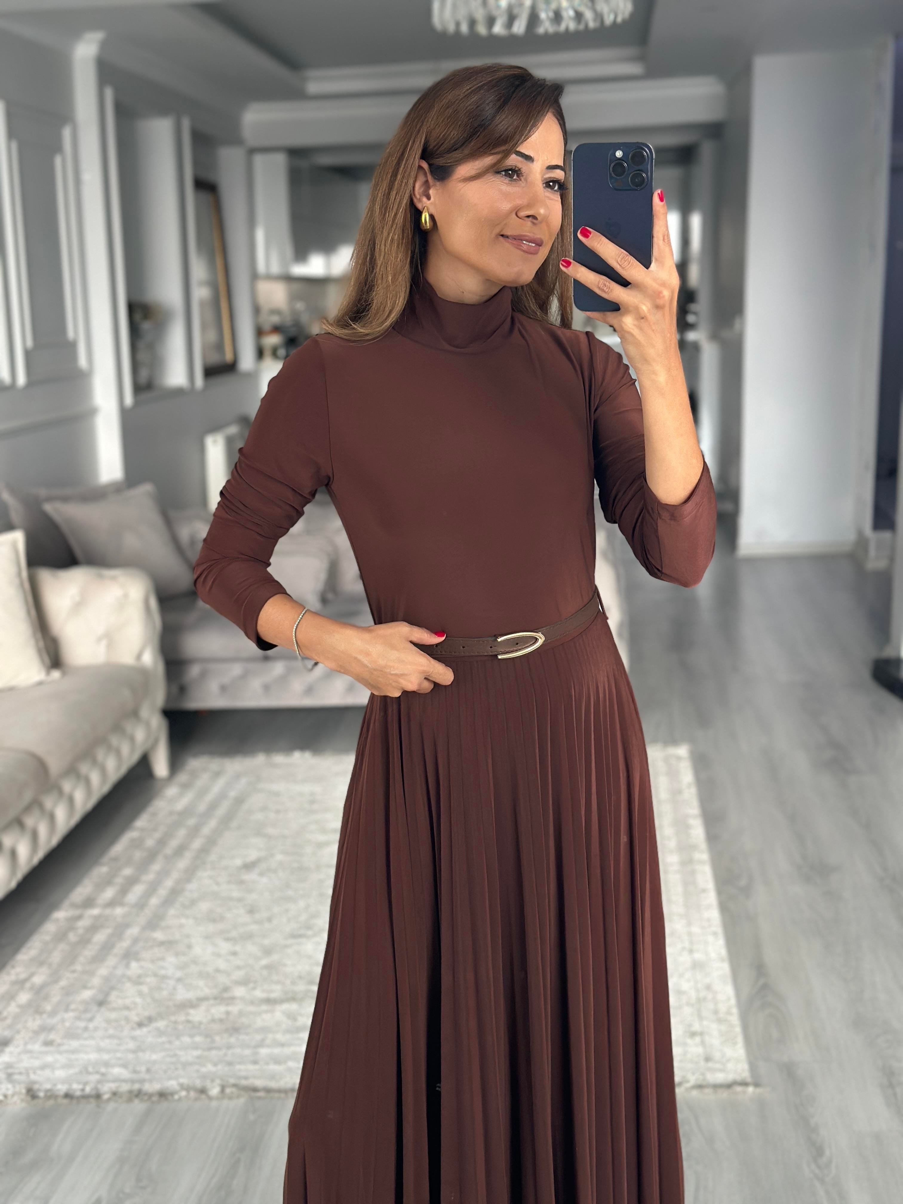 Kahverengi Yarım Balıkçı Kemerli Piliseli Midi Boy Kadın Elbise