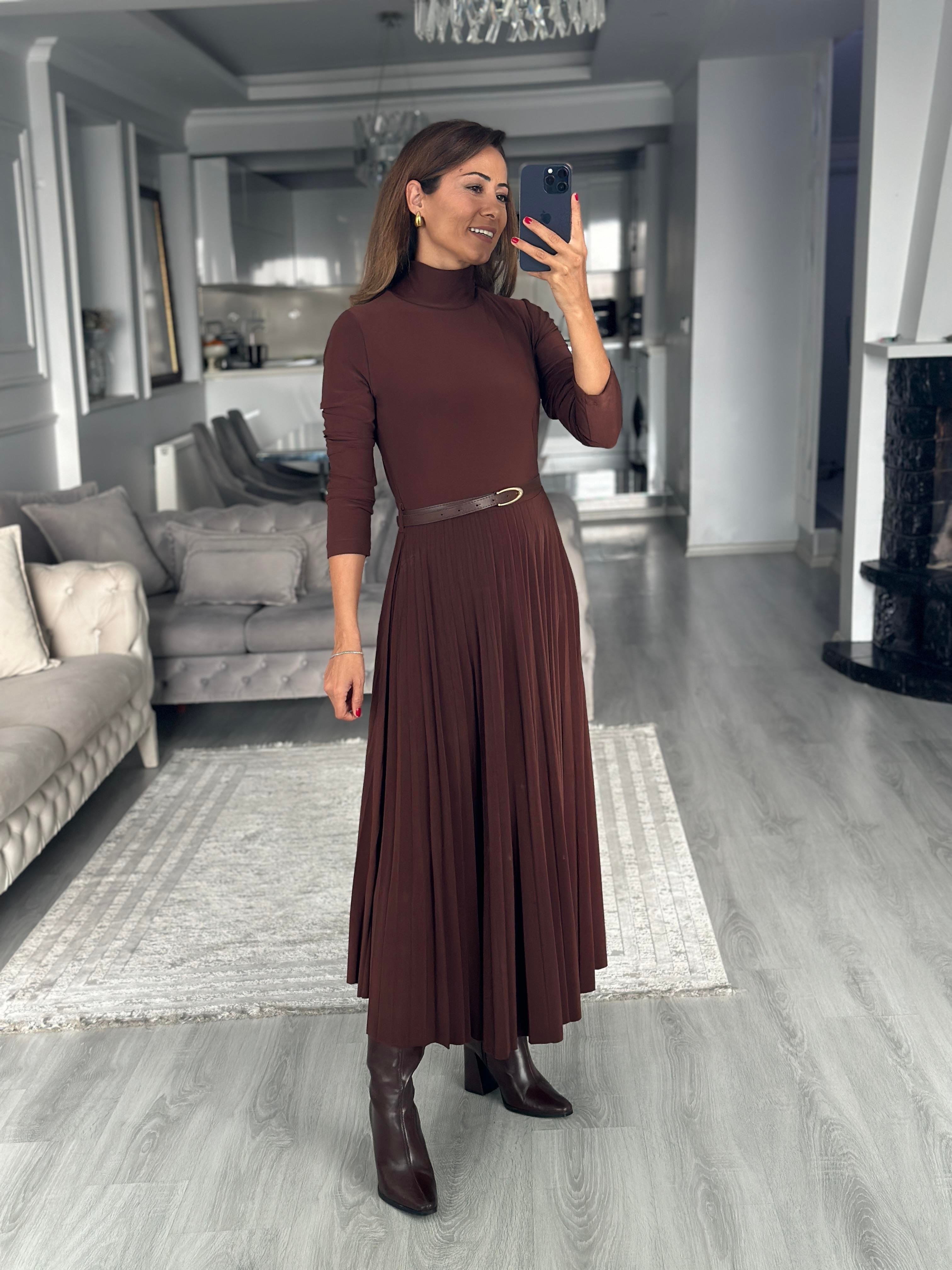 Kahverengi Yarım Balıkçı Kemerli Piliseli Midi Boy Kadın Elbise