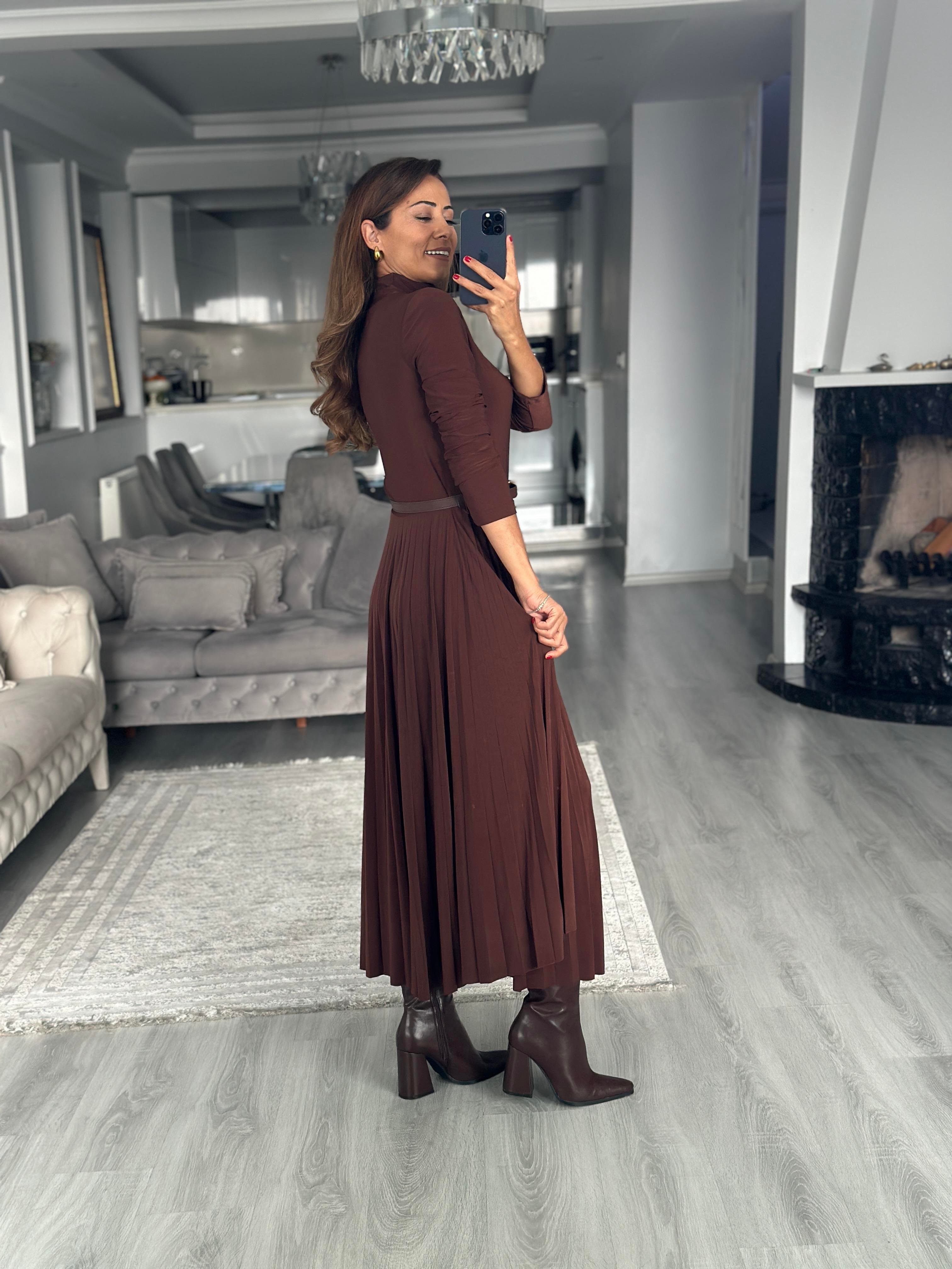 Kahverengi Yarım Balıkçı Kemerli Piliseli Midi Boy Kadın Elbise