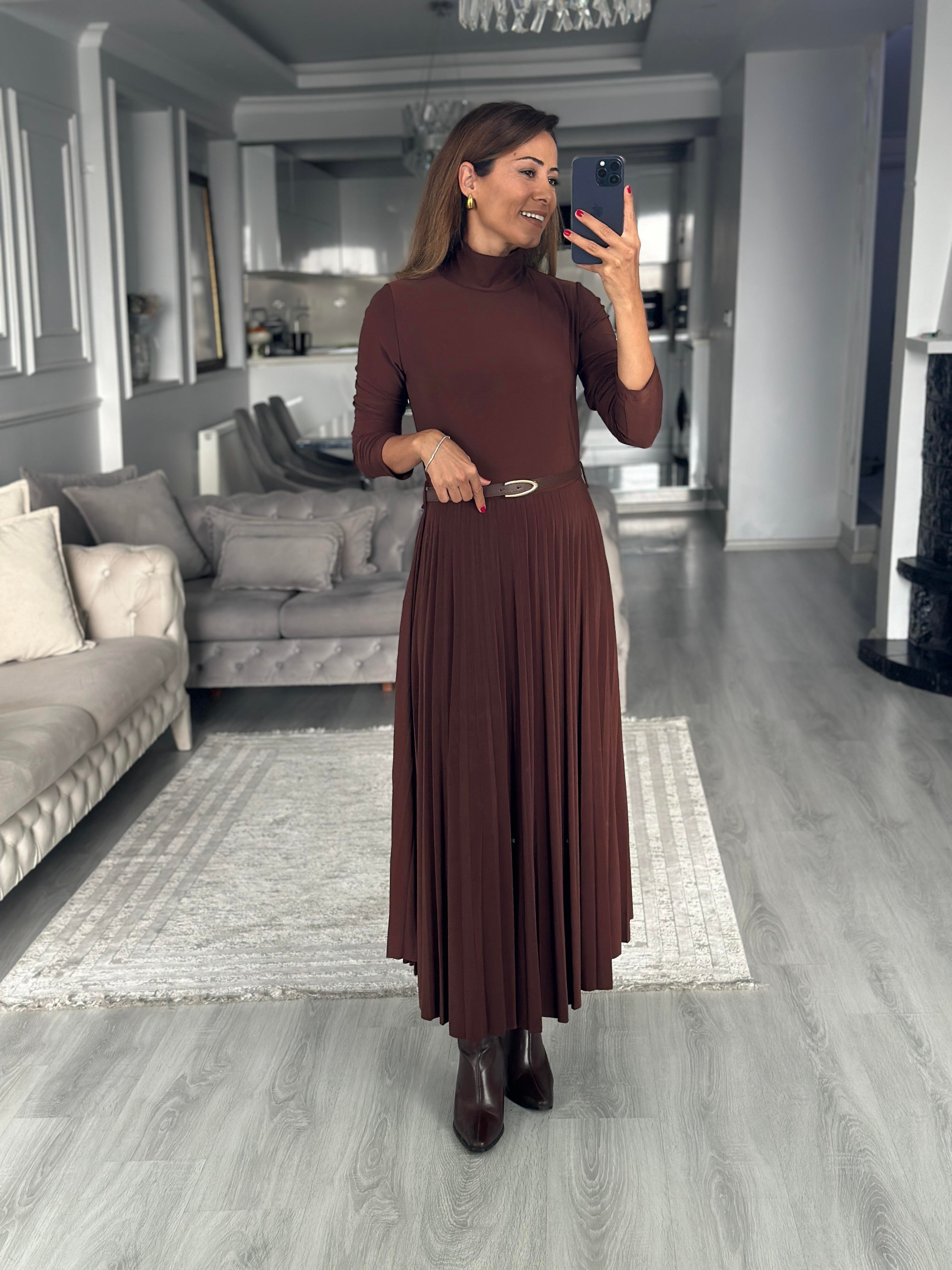 Kahverengi Yarım Balıkçı Kemerli Piliseli Midi Boy Kadın Elbise