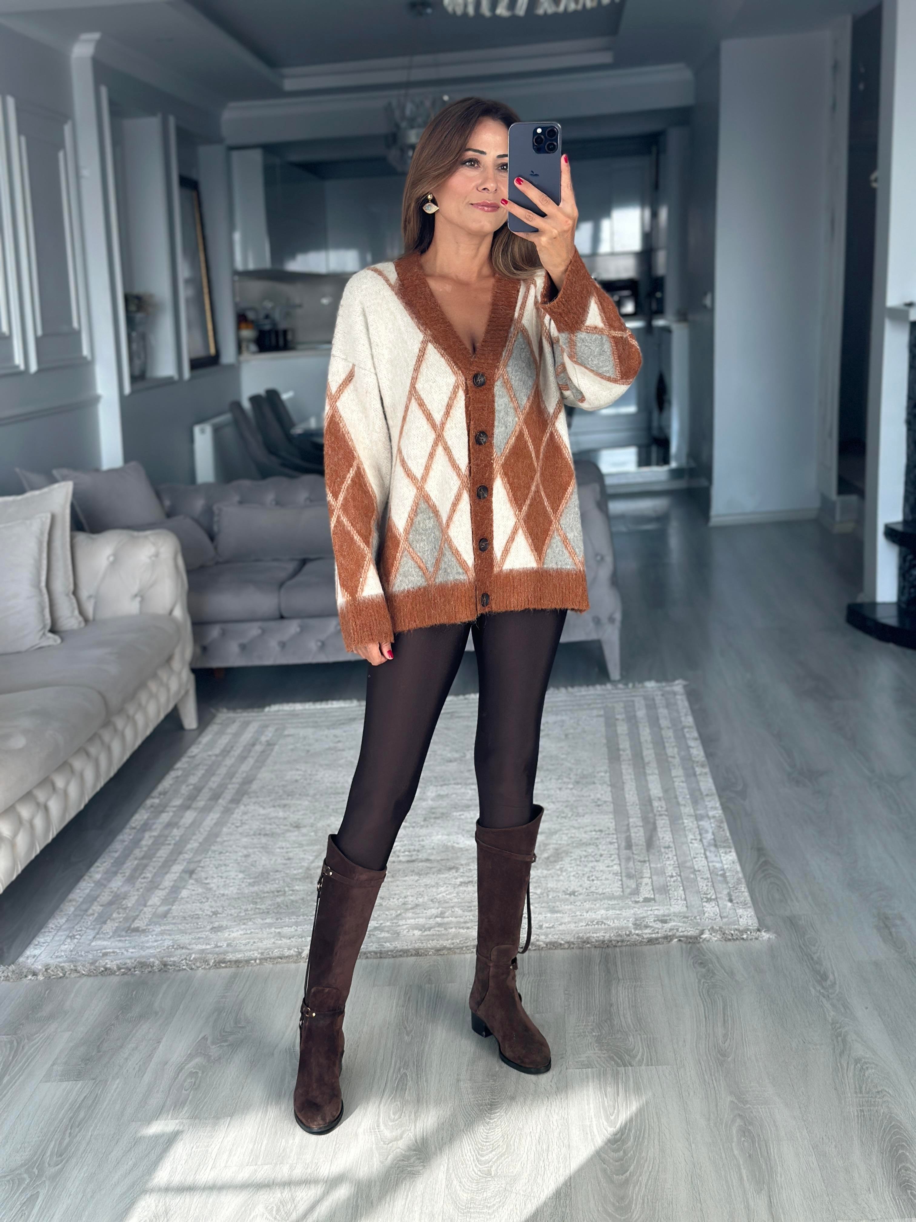 Karamel Baklava Desen V Yaka Şardonlu Kadın Triko Hırka 