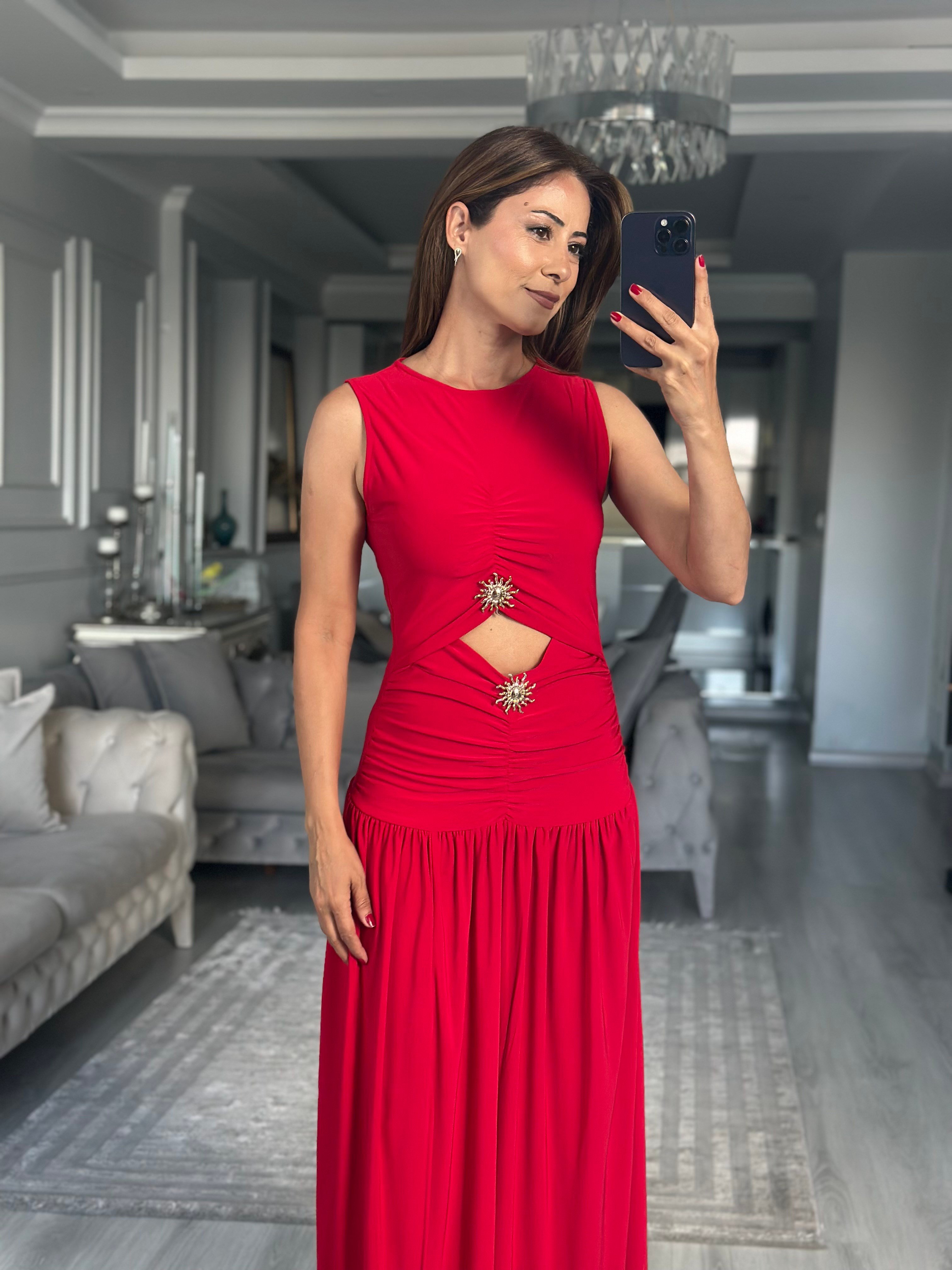 Kırmızı Güneş Aksesuarlı Yırtmaçlı Midi Boy Kadın Elbise