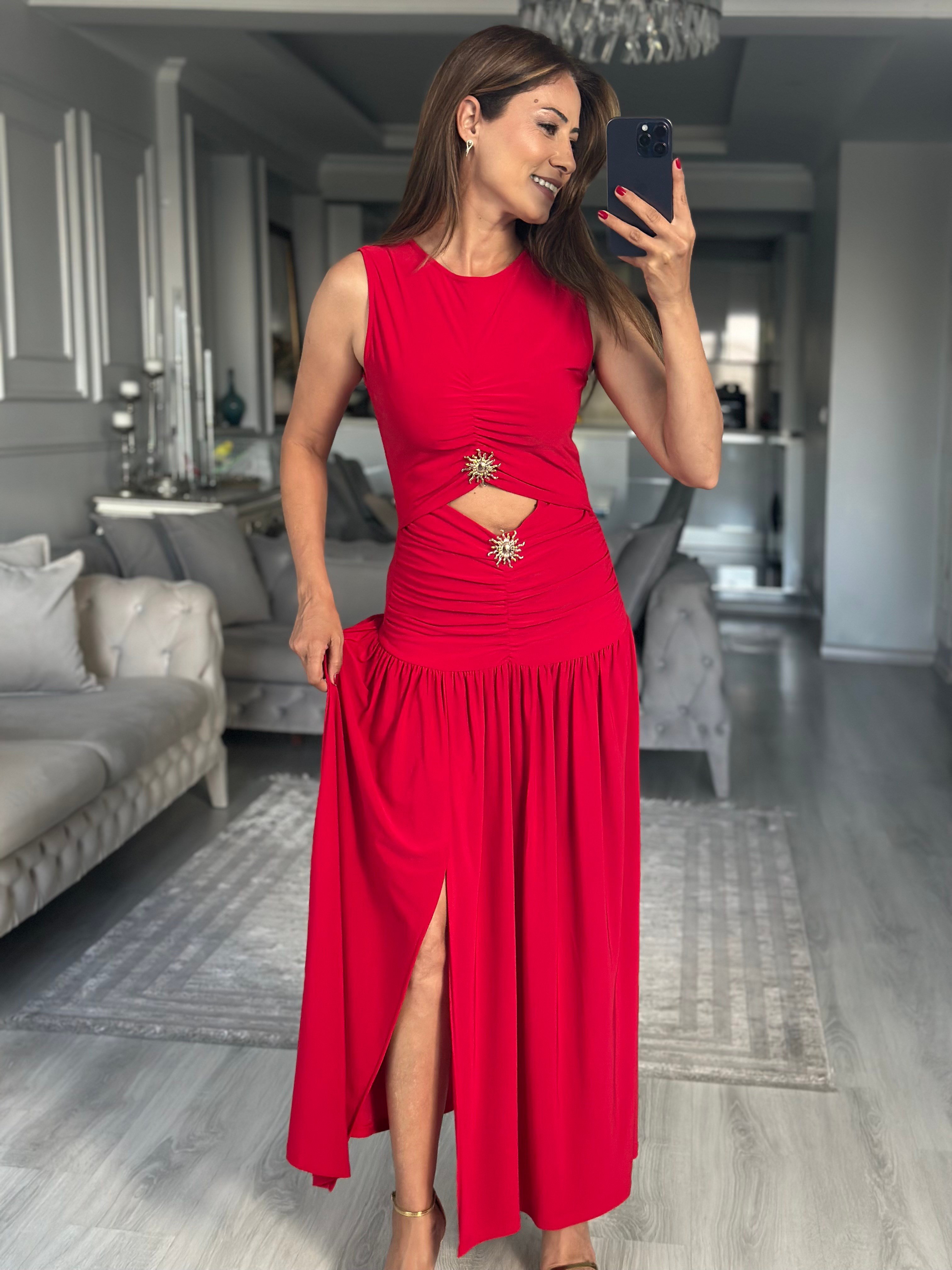 Kırmızı Güneş Aksesuarlı Yırtmaçlı Midi Boy Kadın Elbise