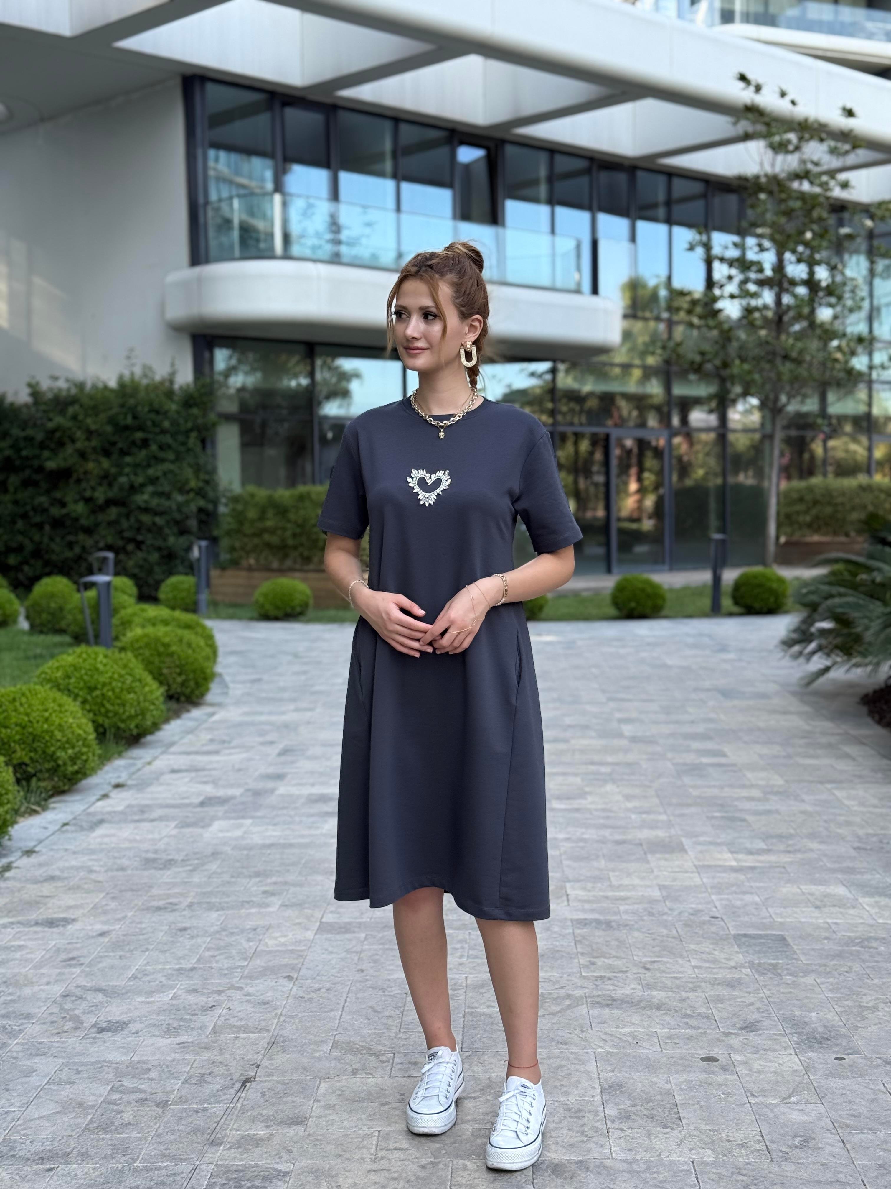 Koyu Antrasit Cepli Taş Kalpli Basic Midi Boy Kadın Elbise