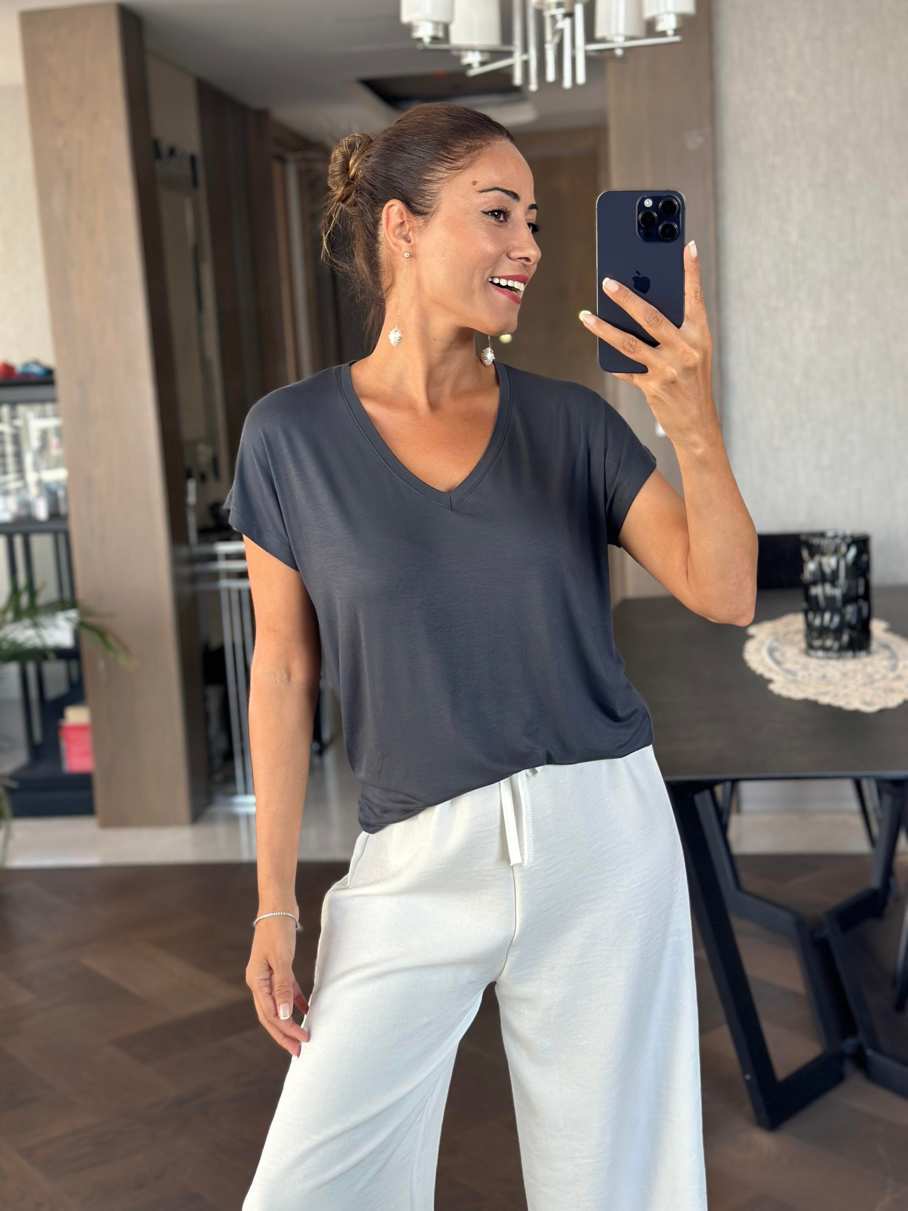 Koyu Füme V Yaka Kısa Yarasa Kol Basic Kadın T-Shirt